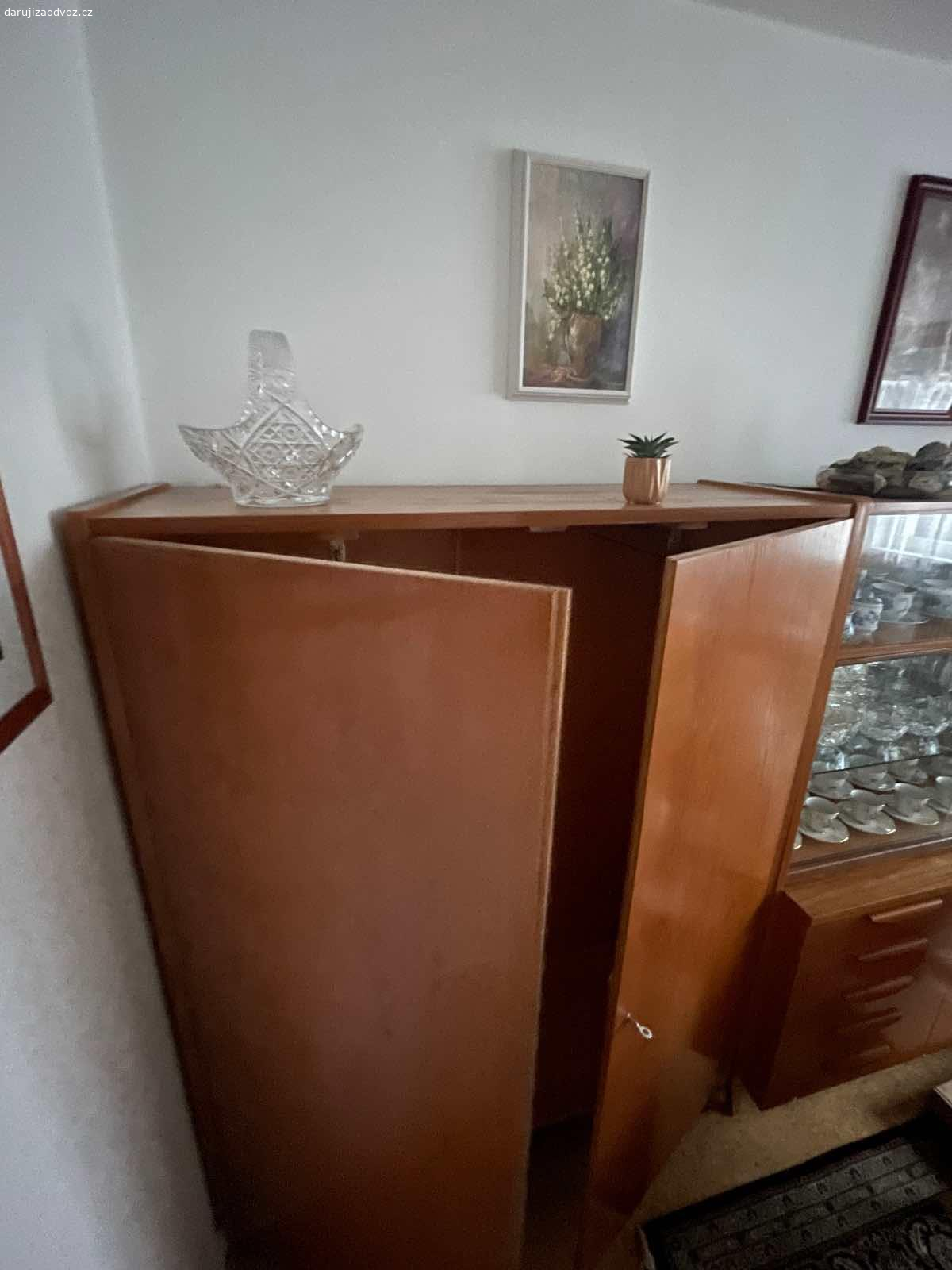 Skříň. Darujeme šatní skříň na nožičkách.
Rozměry: výška 160cm, šířka 120cm, hloubka 45cm.

V případě zájmu, prosím, kontaktovat přes telefon(sms, volání).
Děkujeme