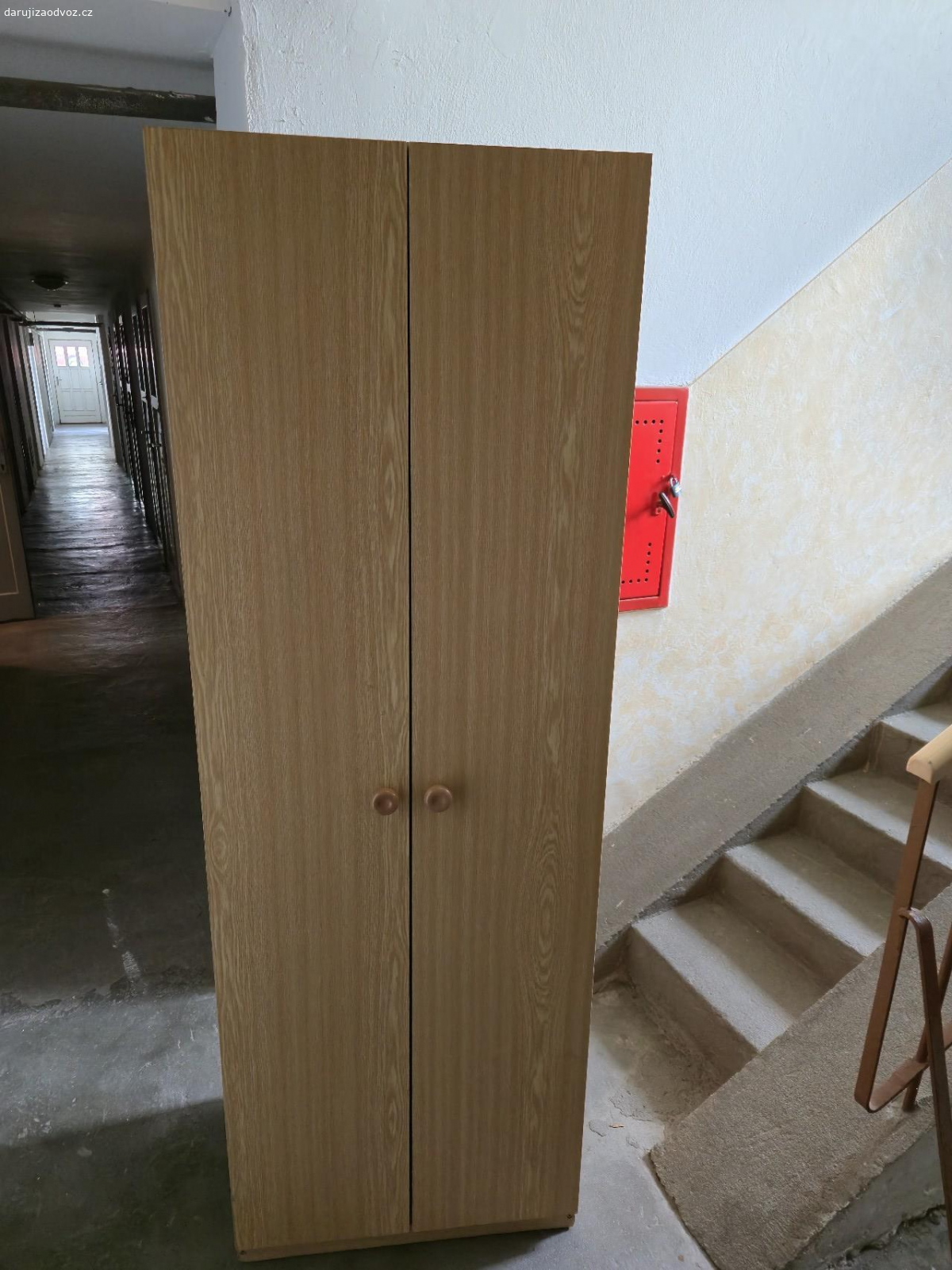 Skříň. Daruji starší ale zachovalou skříň viz foto