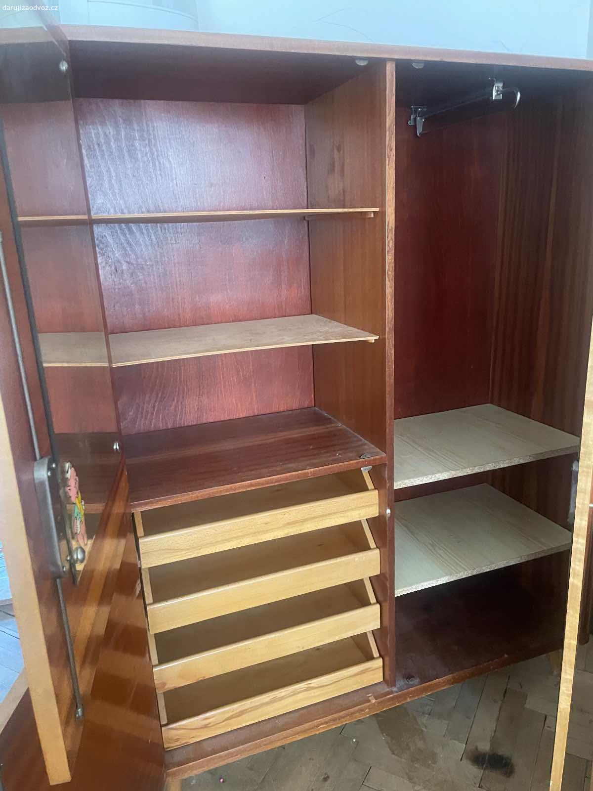 Skříň. Daruji skříň a knihovnu. Ke knihovně jsou posuvná skleněná dvířka. K vyzvednutí v Praha Dejvice do 29.7. musí být nejpozději pryč.