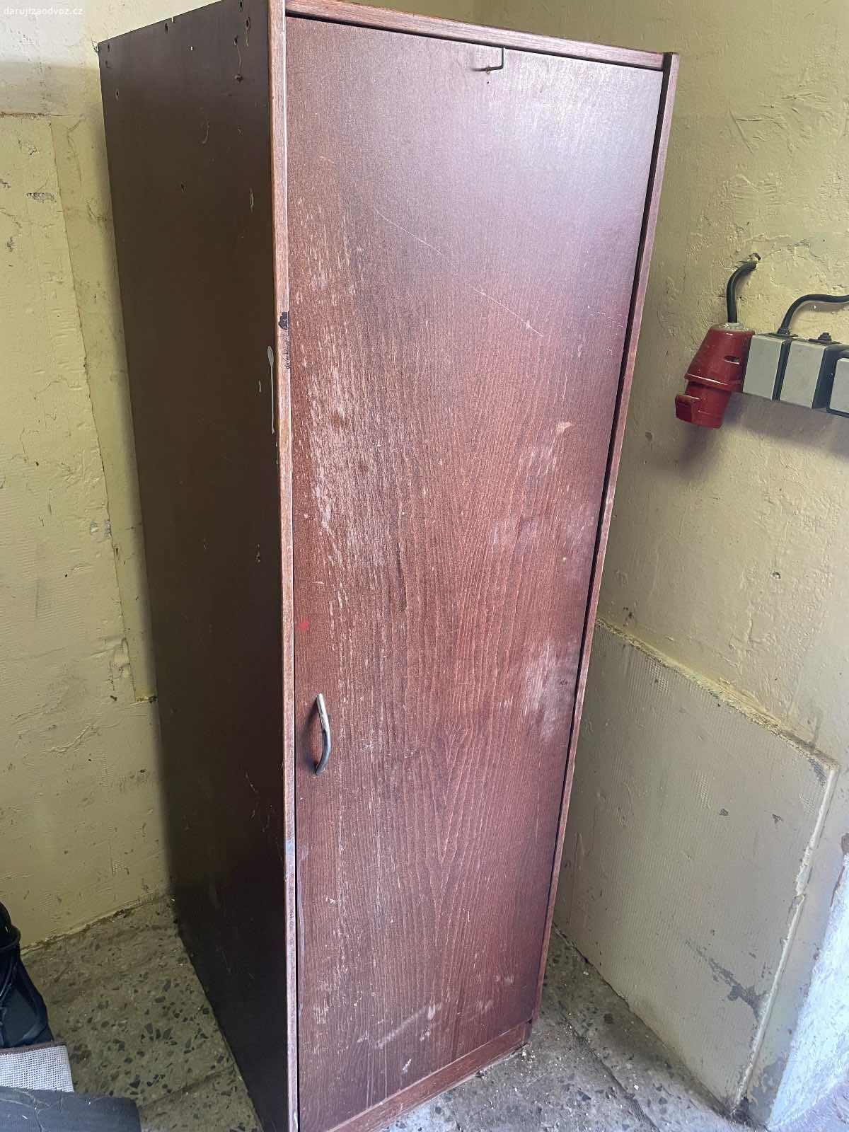 Skříň - ZA ODVOZ! (165 x 50 x 60 cm). Daruji ZA ODVOZ skříň. Bez vad! Rozměry: výška 165 cm, šířka 50 cm a hloubka 60 cm. NUTNÝ vlastní odvoz a odnos, hlavně kvůli váze!! Rudl mám k dispozici, pro naložení do auta. Daruji další věci za ODVOZ viz. inzeráty!