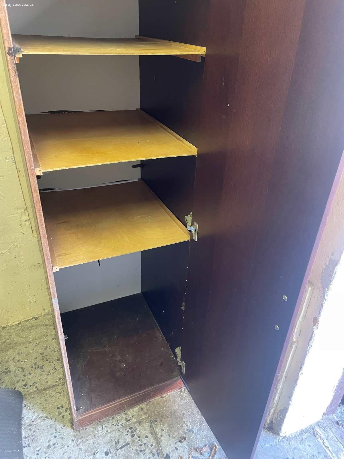 Skříň - ZA ODVOZ! (165 x 50 x 60 cm). Daruji ZA ODVOZ skříň. Bez vad! Rozměry: výška 165 cm, šířka 50 cm a hloubka 60 cm. NUTNÝ vlastní odvoz a odnos, hlavně kvůli váze!! Rudl mám k dispozici, pro naložení do auta. Daruji další věci za ODVOZ viz. inzeráty!