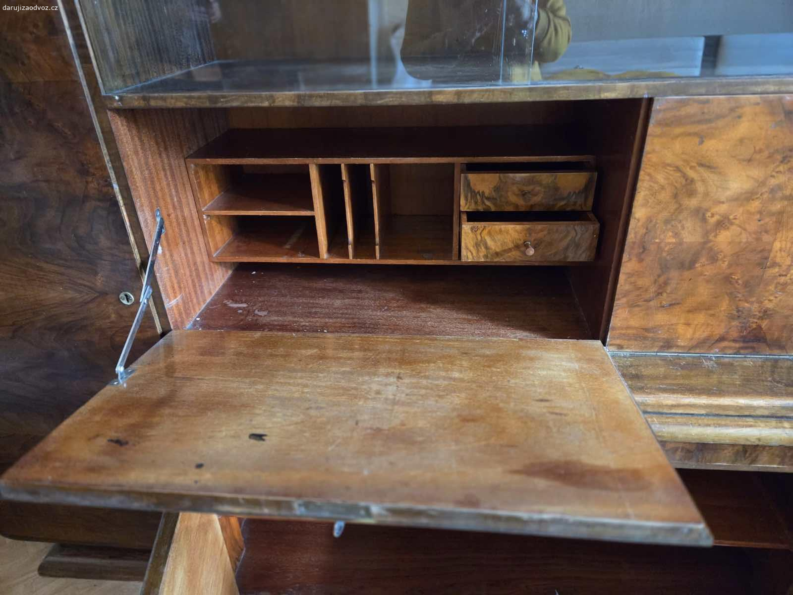 Skříň. Dubová skříň napodobenina Jindricha Halabaly. Aktivní do smazání inzerátu