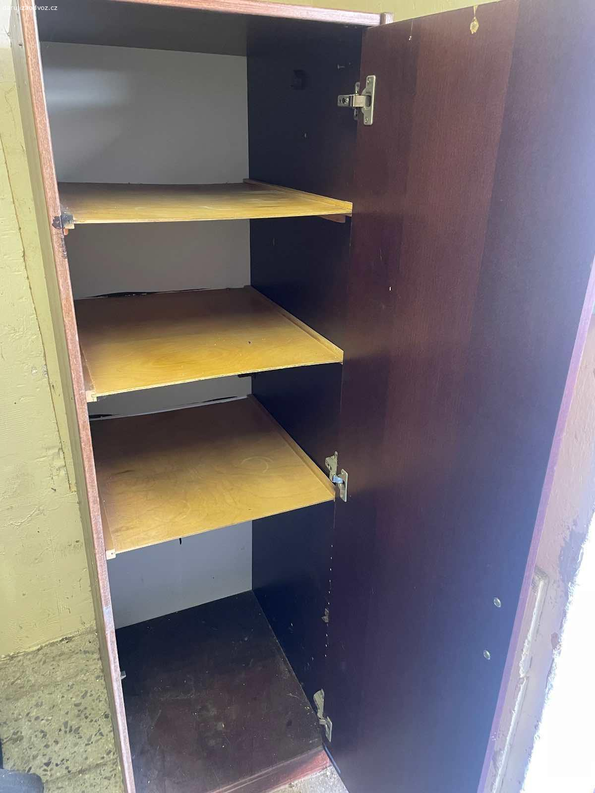 RETRO skříň - ZA ODVOZ! (165 x 50 x 60 cm). Daruji ZA ODVOZ RETRO skříň. Bez vad! Rozměry: výška 165 cm, šířka 50 cm a hloubka 60 cm. NUTNÝ vlastní odvoz a odnos, hlavně kvůli váze!! Rudl mám k dispozici, pro naložení do auta. K vyzvednutí u Zbečna na Rakovnicku (50 min od Prahy) po předchozí domluvě. Daruji další věci za ODVOZ viz. inzeráty!