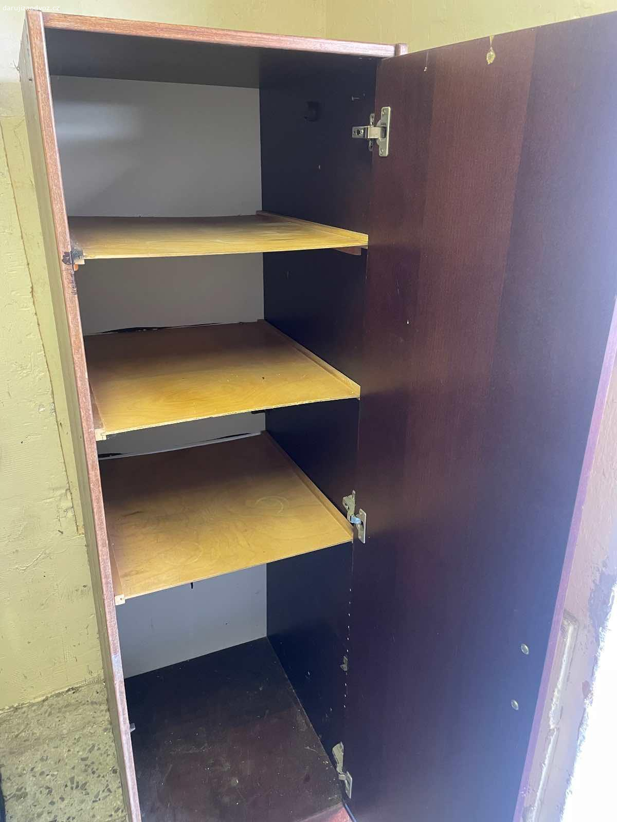 RETRO skříň - ZA ODVOZ! (165 x 50 x 60 cm). Daruji ZA ODVOZ RETRO skříň. Bez vad! Rozměry: výška 165 cm, šířka 50 cm a hloubka 60 cm. NUTNÝ vlastní odvoz a odnos, hlavně kvůli váze!! Rudl mám k dispozici, pro naložení do auta. K vyzvednutí u Zbečna na Rakovnicku (50 min od Prahy) po předchozí domluvě. Daruji další věci za ODVOZ viz. inzeráty!