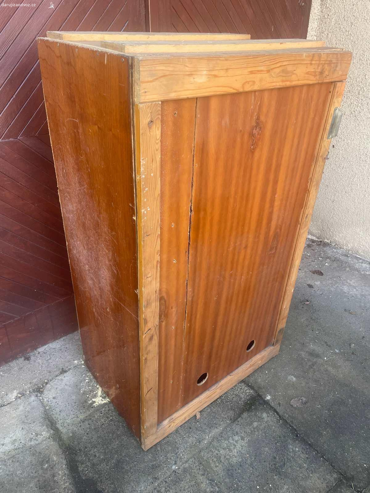 Skříň - ZA ODVOZ! 140 x 54 x 83 cm. Daruji ZA ODVOZ nevyužitou skřín. Sloužila na zahradě na nářadí. Rozměry: výška 140 cm, hloubka 54 cm a šířka 83 cm. K vyzvednutí po předchozí domluvě u Zbečna na Rakovnicku (50 min od Prahy). NUTNÝ vlastní odvoz a odnos! Daruji další věci za ODVOZ viz. inzeráty!