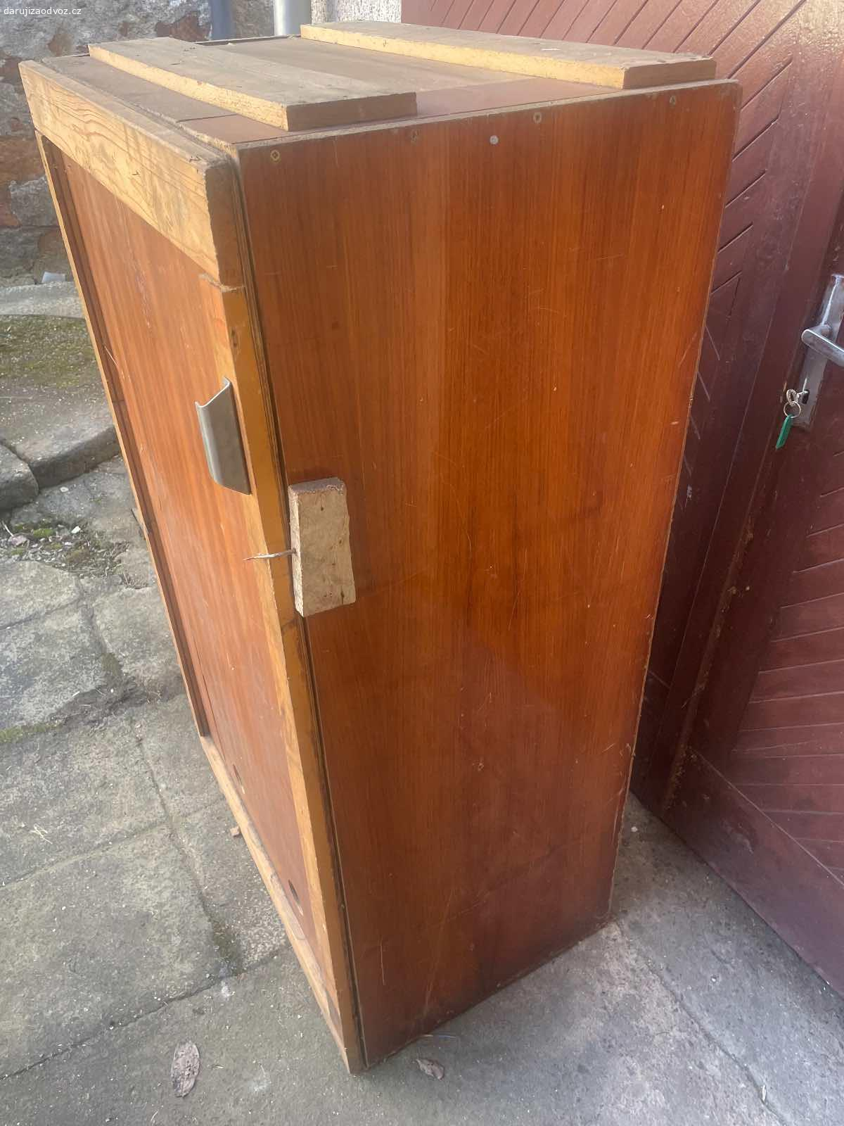 Skříň - ZA ODVOZ! 140 x 54 x 83 cm. Daruji ZA ODVOZ nevyužitou skřín. Sloužila na zahradě na nářadí. Rozměry: výška 140 cm, hloubka 54 cm a šířka 83 cm. K vyzvednutí po předchozí domluvě u Zbečna na Rakovnicku (50 min od Prahy). NUTNÝ vlastní odvoz a odnos! Daruji další věci za ODVOZ viz. inzeráty!