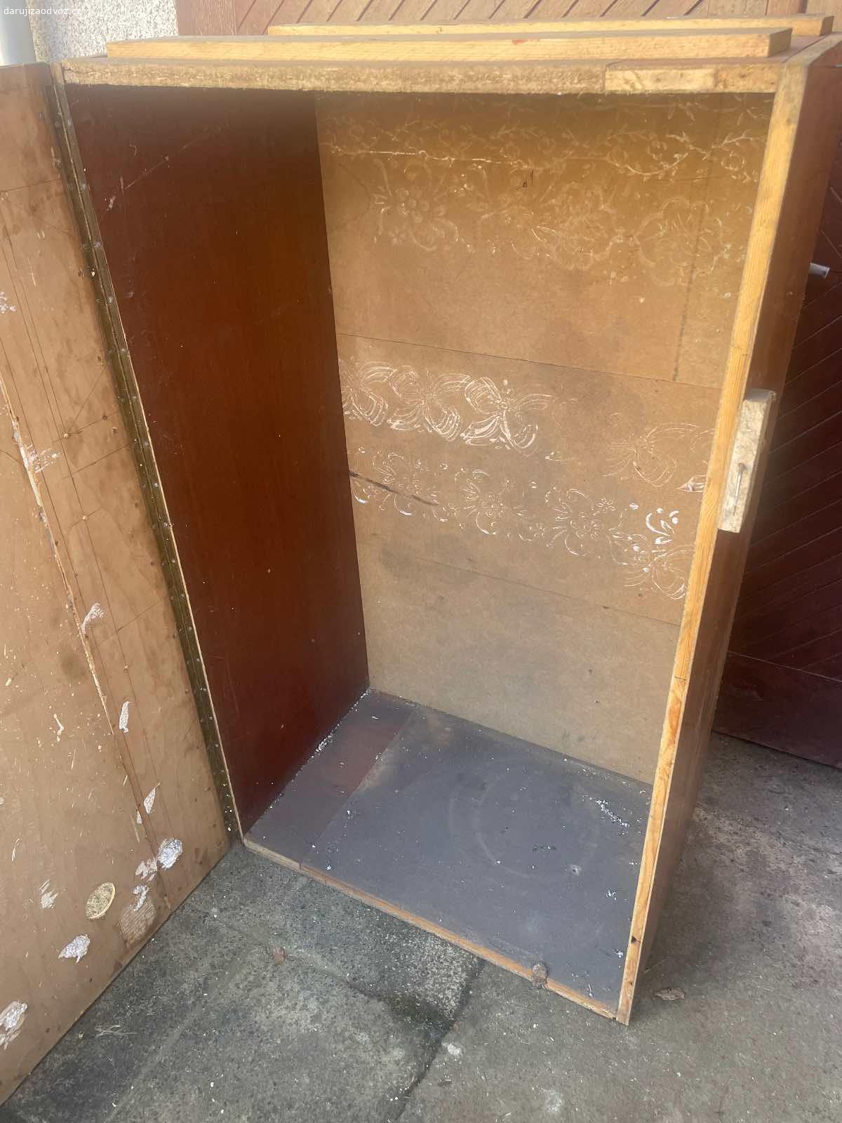 Skříň - ZA ODVOZ! 140 x 54 x 83 cm. Daruji ZA ODVOZ nevyužitou skřín. Sloužila na zahradě na nářadí. Rozměry: výška 140 cm, hloubka 54 cm a šířka 83 cm. K vyzvednutí po předchozí domluvě u Zbečna na Rakovnicku (50 min od Prahy). NUTNÝ vlastní odvoz a odnos! Daruji další věci za ODVOZ viz. inzeráty!