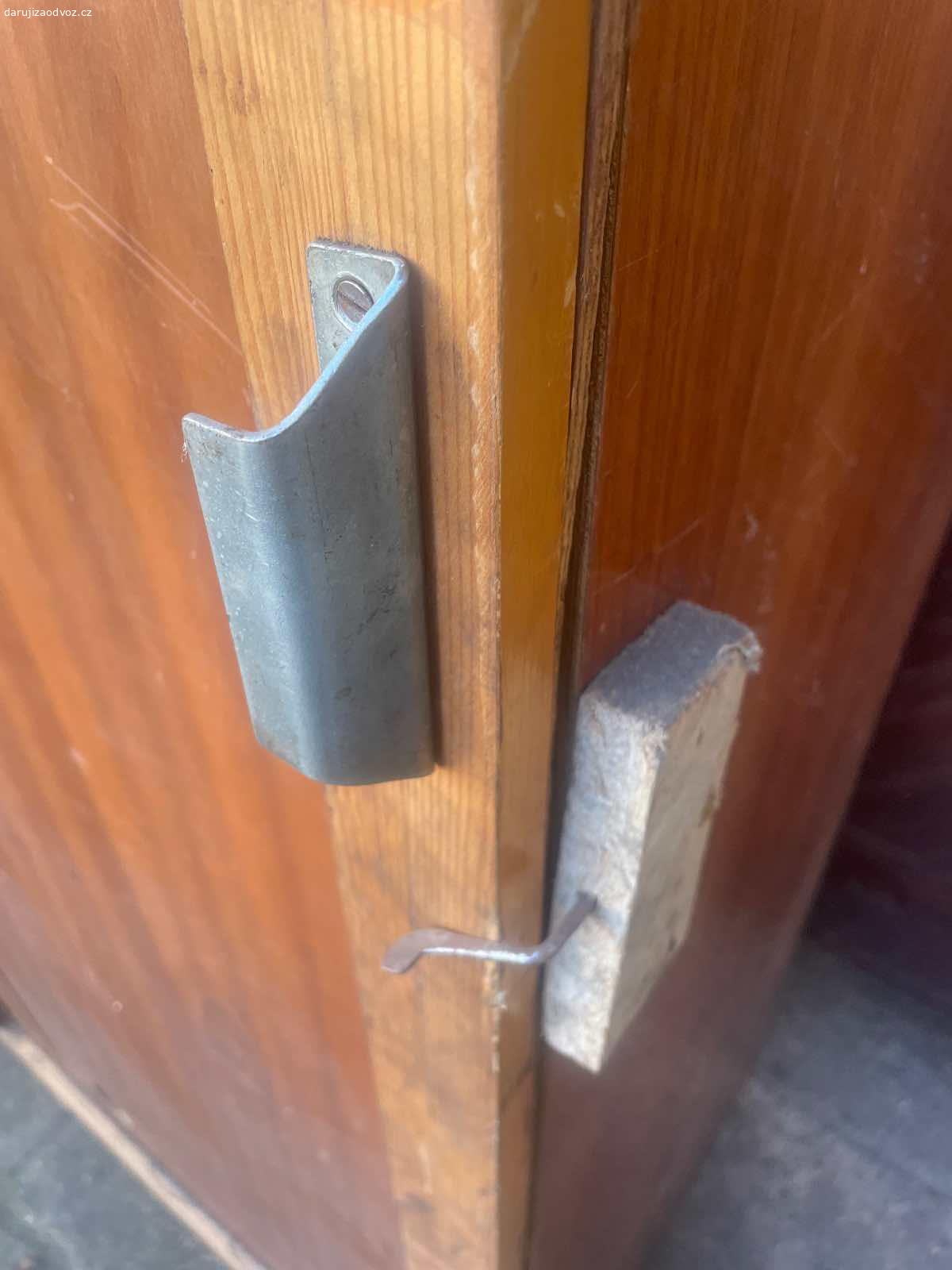 Skříň - ZA ODVOZ! 140 x 54 x 83 cm. Daruji ZA ODVOZ nevyužitou skřín. Sloužila na zahradě na nářadí. Rozměry: výška 140 cm, hloubka 54 cm a šířka 83 cm. K vyzvednutí po předchozí domluvě u Zbečna na Rakovnicku (50 min od Prahy). NUTNÝ vlastní odvoz a odnos! Daruji další věci za ODVOZ viz. inzeráty!