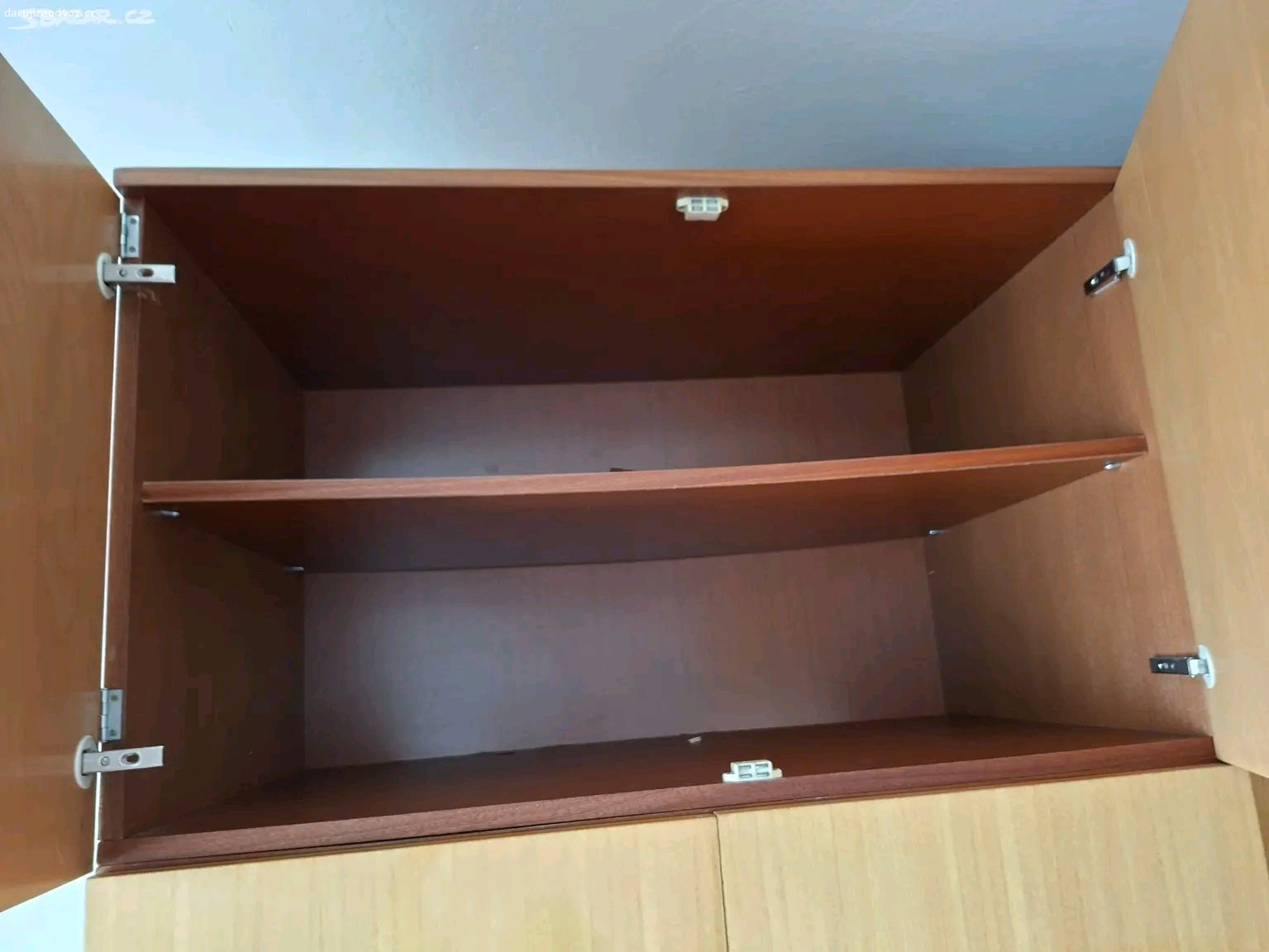 Skříň. Daruji skříň za odvoz, osobní vyzvednutí Praha 10