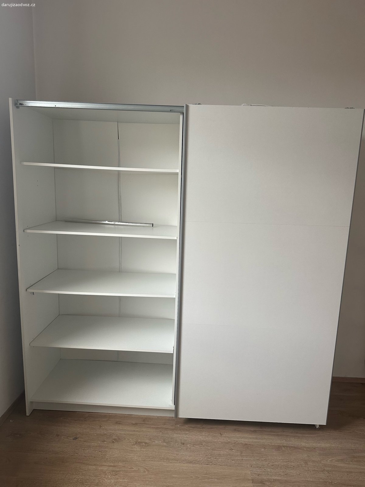 Skříň. Daruji za odvoz skříň, stáří 6 let. opotřebená, zrcadlo nepoškozené.