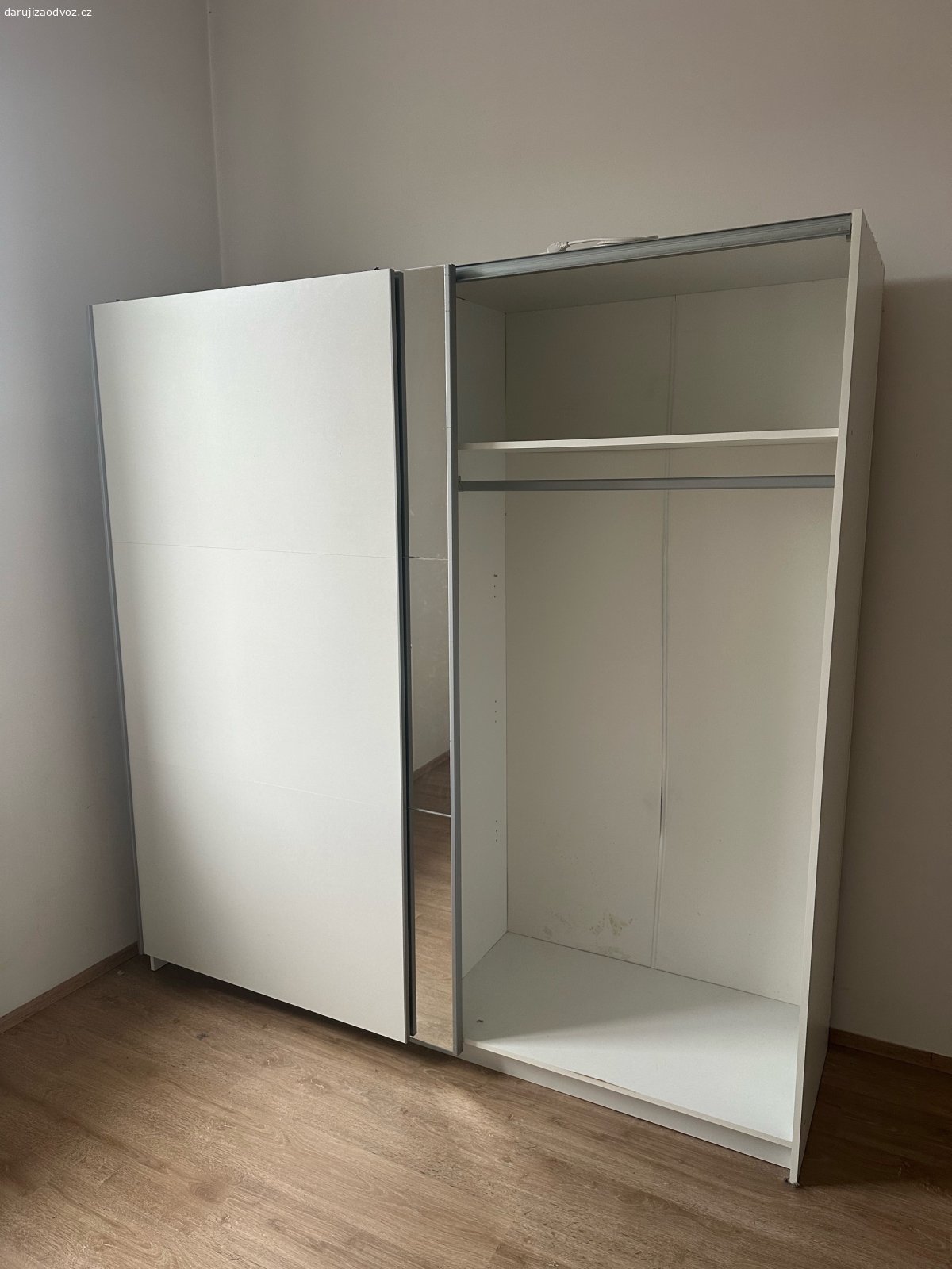 Skříň. Daruji za odvoz skříň, stáří 6 let. opotřebená, zrcadlo nepoškozené.