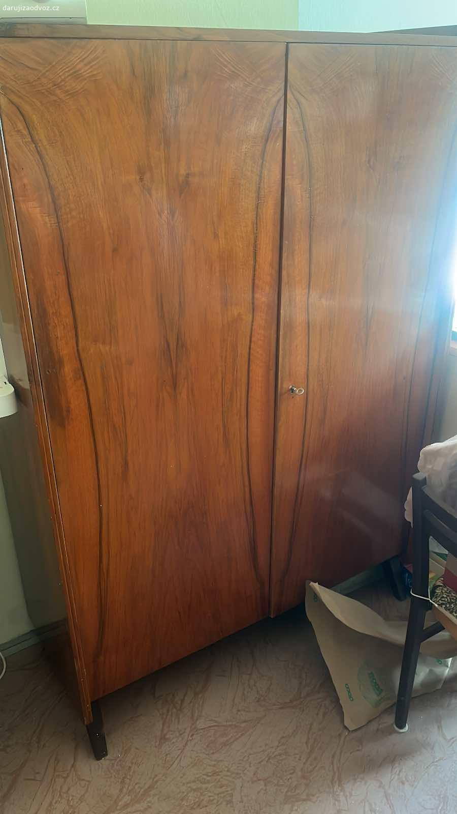 skříně Jitona. Nabízím 2 prosklené skříně a jednu šatní. Jitona  platnost do smazání inzerátu