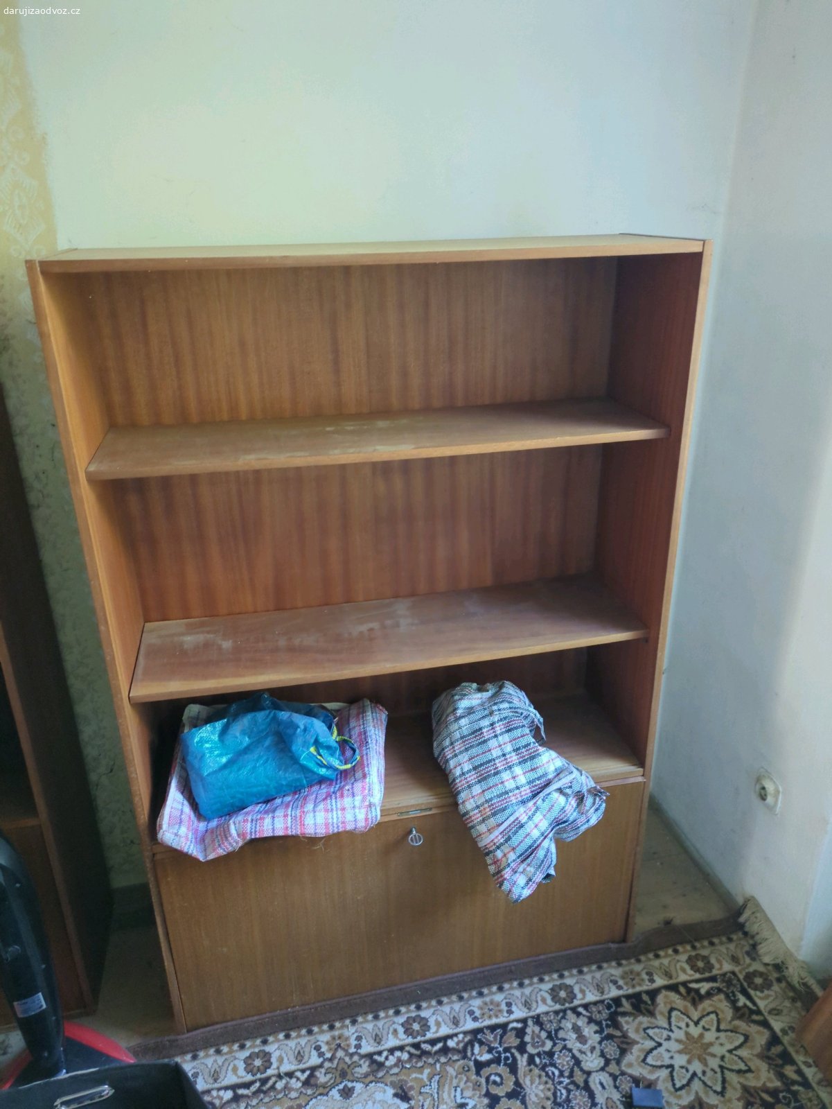 Skříně různé. Staré skříně, celkem 8 ks