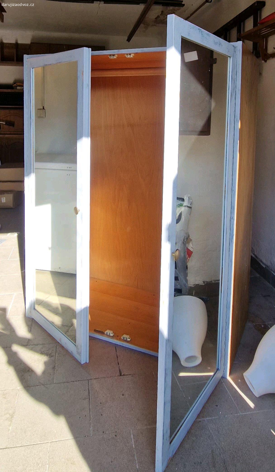 Skříně se zrcadlem zdarma. Daruji dvě skříně se zrcadlem (jedna velká, jedna menší). Používané, ale v dobrém stavu. Nutný vlastní odvoz. Nachází se v Ostravě.
