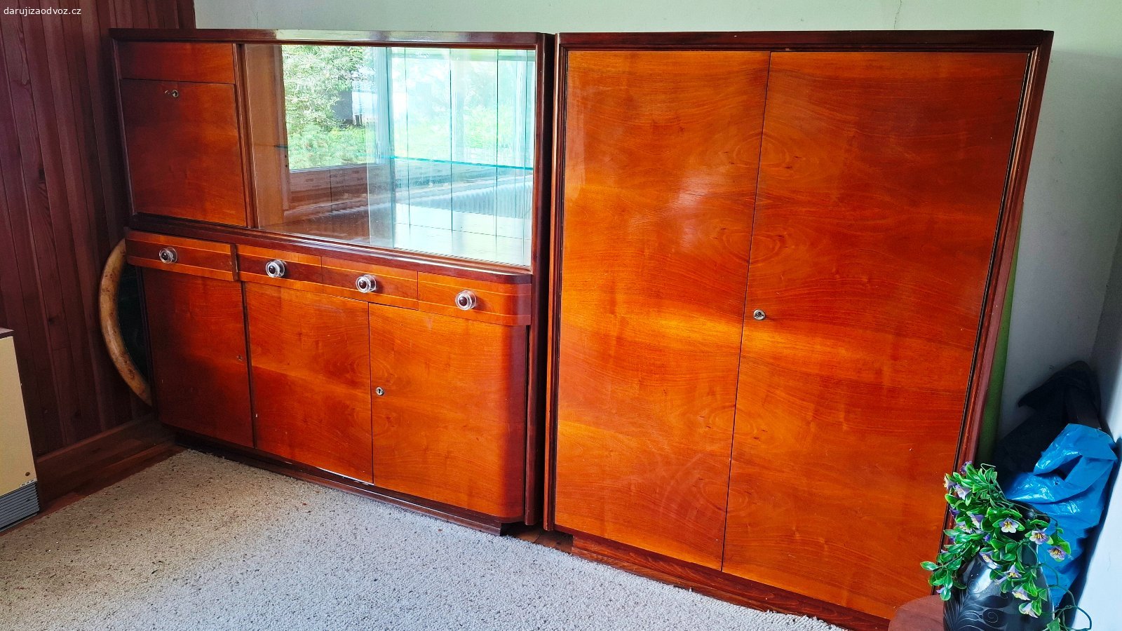 Skříně, sekretář s vitrínou. Daruji designový retro skříně z druhé poloviny 20. století, typ Bruselského stylu v původním, velmi zachovalém stavu. Jde o retro sekretář a kredenc s integrovaným barem a prosklenou vitrínou. Nábytek se vyznačuje krásnou kresbou dřeva ve vysokém lesku a typickými zaoblenými tvary své doby.

Horní část: Prosklená výstavní vitrína se skleněnou policí a posuvnými skly + uzamykatelný bar / úložný prostor.
Střední část: Praktické mělké zásuvky se stylovými kulatými úchytkami.
Spodní část: Prostorná skříňka s plnými dvířky pro uložení větších věcí.

Materiál: Dřevěná dýha s povrchovou úpravou ve vysokém lesku
Stav: Zachovalý, viz fotografie (případně doplňte škrábance)
Klíč: Součástí 

Nábytek byl udržován v čistém a suchém prostředí. Dřevo i lak jsou ve skvělé kondici na svůj věk, drobné známky používání odpovídají běžnému opotřebení. Ideální kousek pro milovníky vintage stylu, do stylového bytu, kavárny nebo k lehké renovaci.

Rozměry : mohu zaslat na vyžádání
Cena: 	za odvoz
Doprava: Pouze vlastní odvoz
Lokalita: Zlín - Kudlov