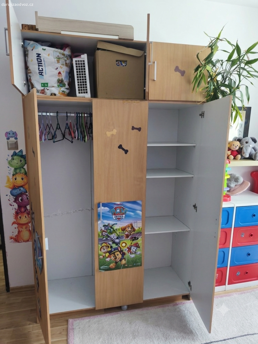 Skříně z dětského pokoje. Používané, ta velká potřebuje vyměnit dole prkno a vzadu zabouchat zpět stěnu. Jinak sem tam odřená apod