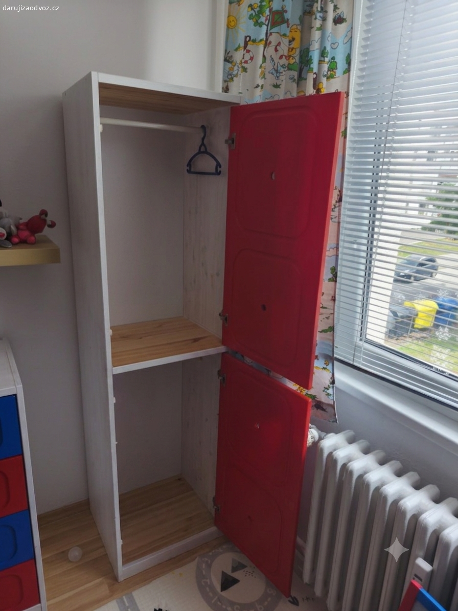 Skříně z dětského pokoje. Používané, ta velká potřebuje vyměnit dole prkno a vzadu zabouchat zpět stěnu. Jinak sem tam odřená apod