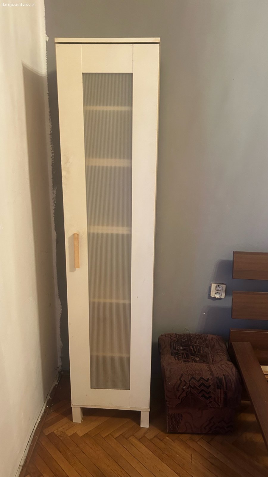Skrine, židle. vše co je na fotkách, skříně, židle