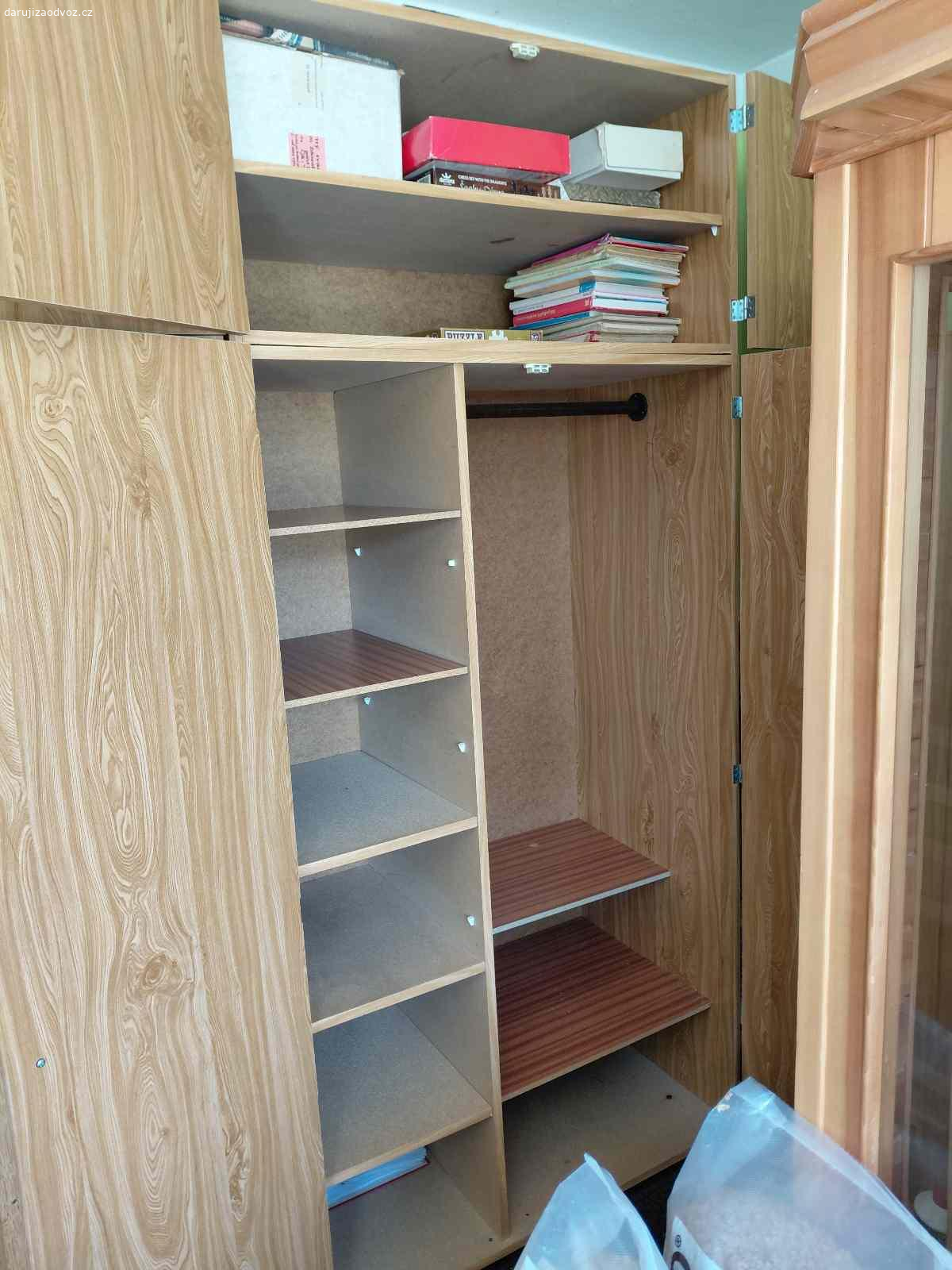 Skříně. Daruji za odcoz 2 šatní skříně
