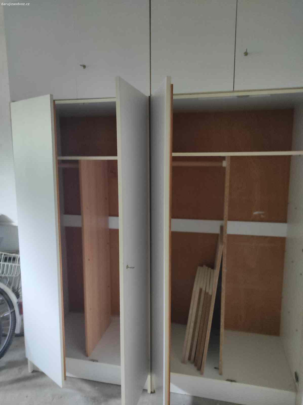 Skříně. 2 staré poctivé skříně + 2 nádstavce. Hloubka cca 60. Původně měla jedna police a druhá jen šatní tyč. Po domácku upraveno na stejné dispozice - půlka police, půlka šatní tyč. U jedné je rozbité zamykání. Nutno vynést ze sklepa - práce pro 2 chlapy. Pouze vše jako celek.