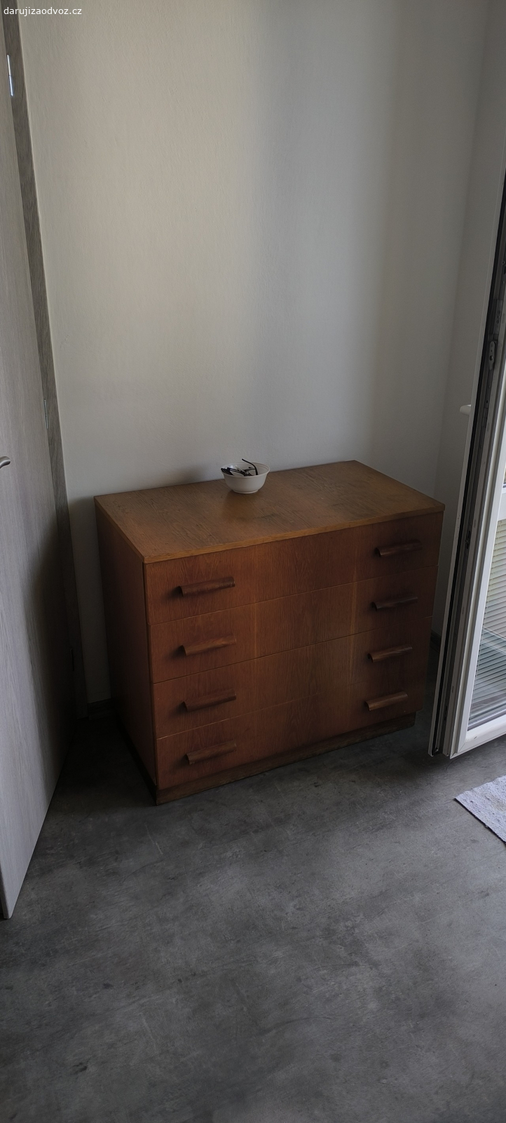 Skříně. Odběr pouze všech najednou. V sobotu 8.11