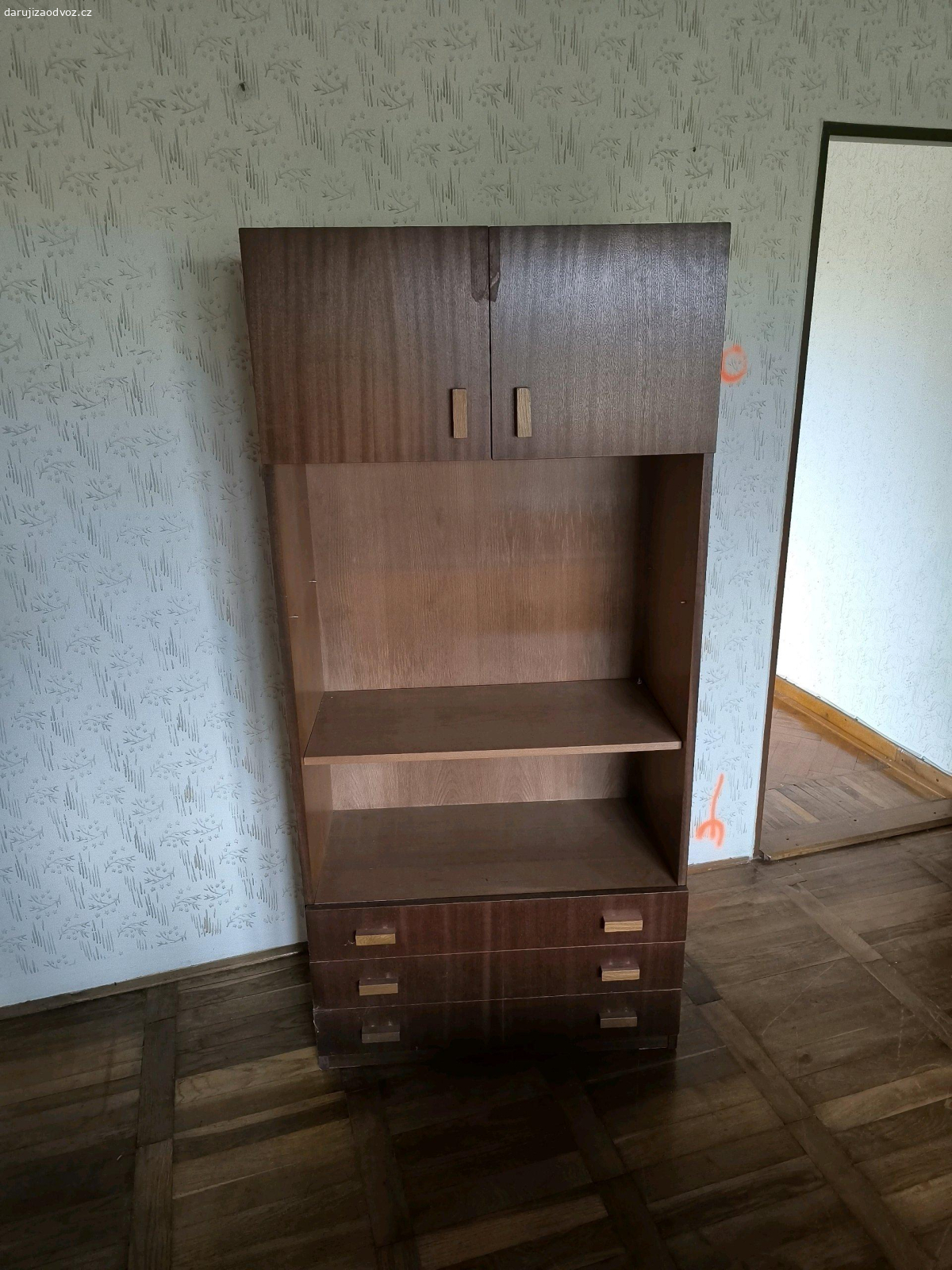 skříně. Daruji skříně.
Nálezový stav.