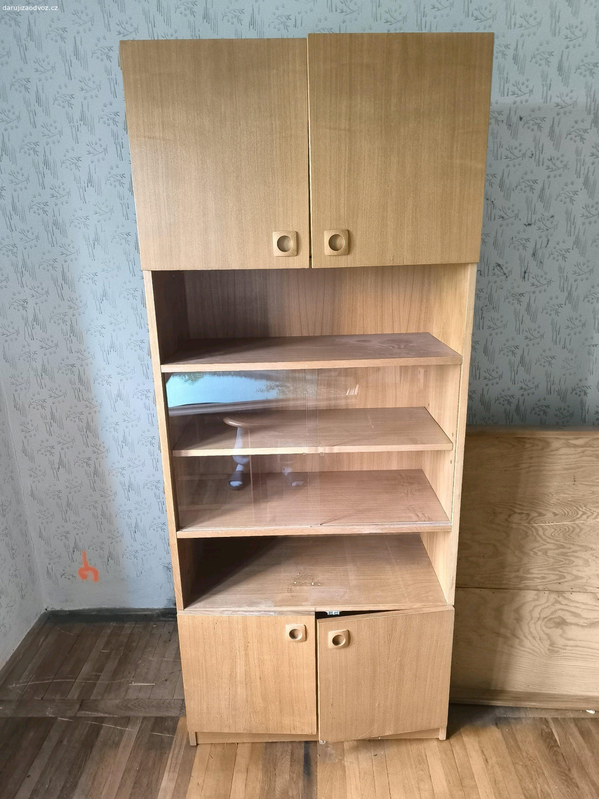 skříně. Daruji skříně.
Nálezový stav.