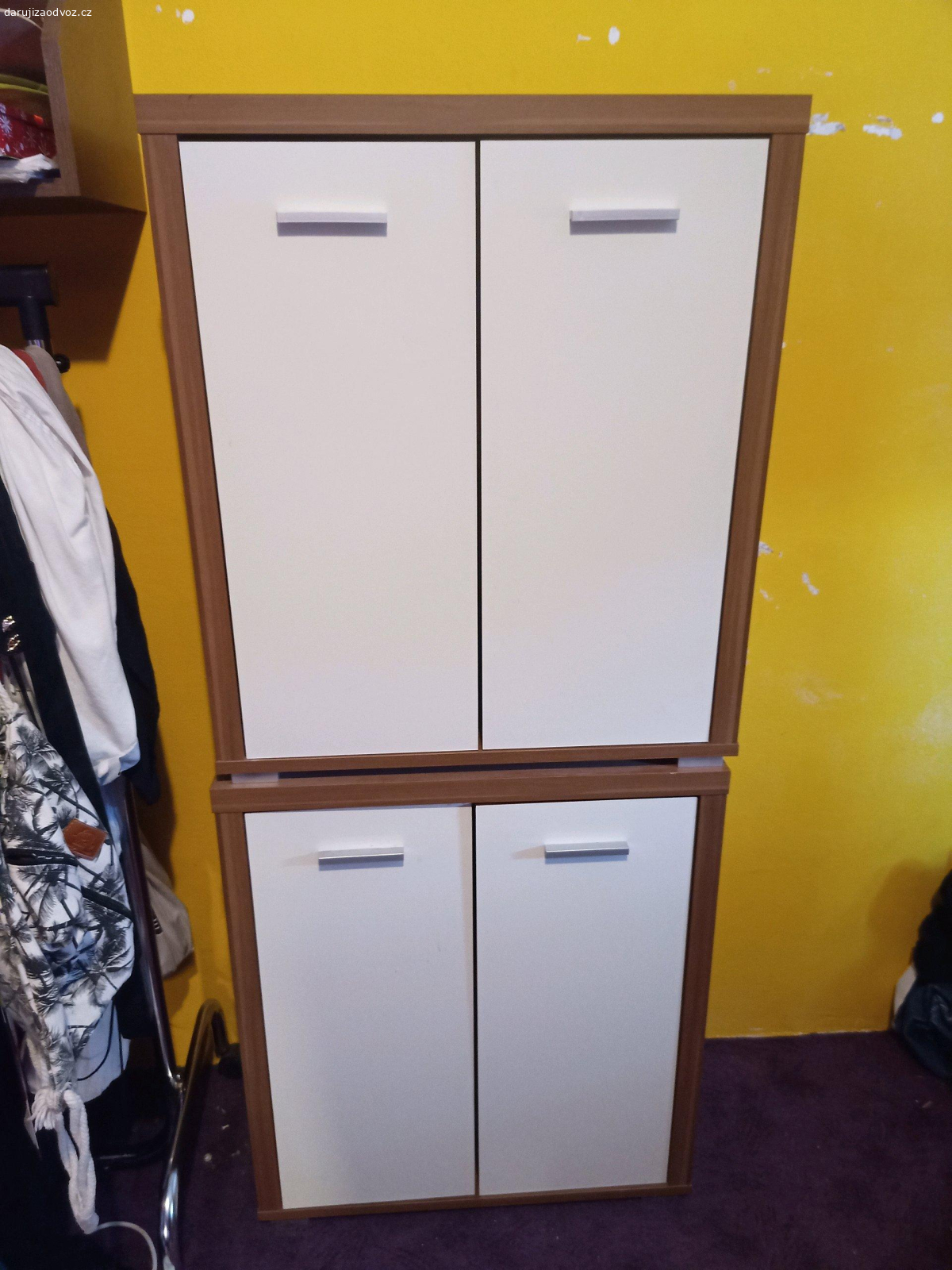 skříně. velká skříň s policemi výška180cm šířka 80cm délka 35cm, 2x menší skříňkyv 80 cm š 70cm d 35cm a stolek pod televizi.v 40 š 120 d 135