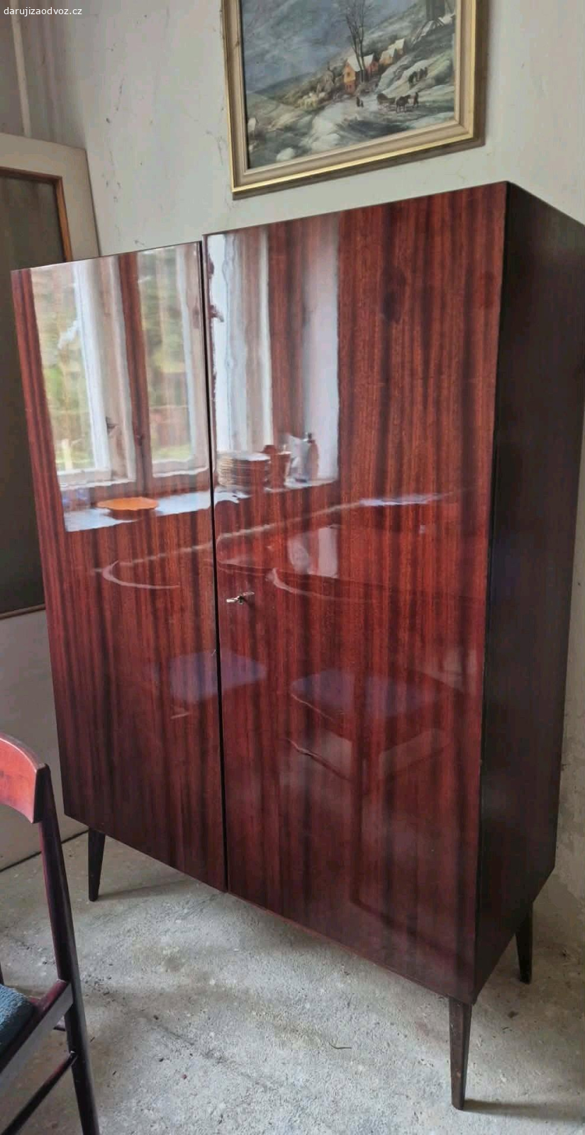 skříně. Daruji za odvoz ložnici skříně a obývák 70 léta