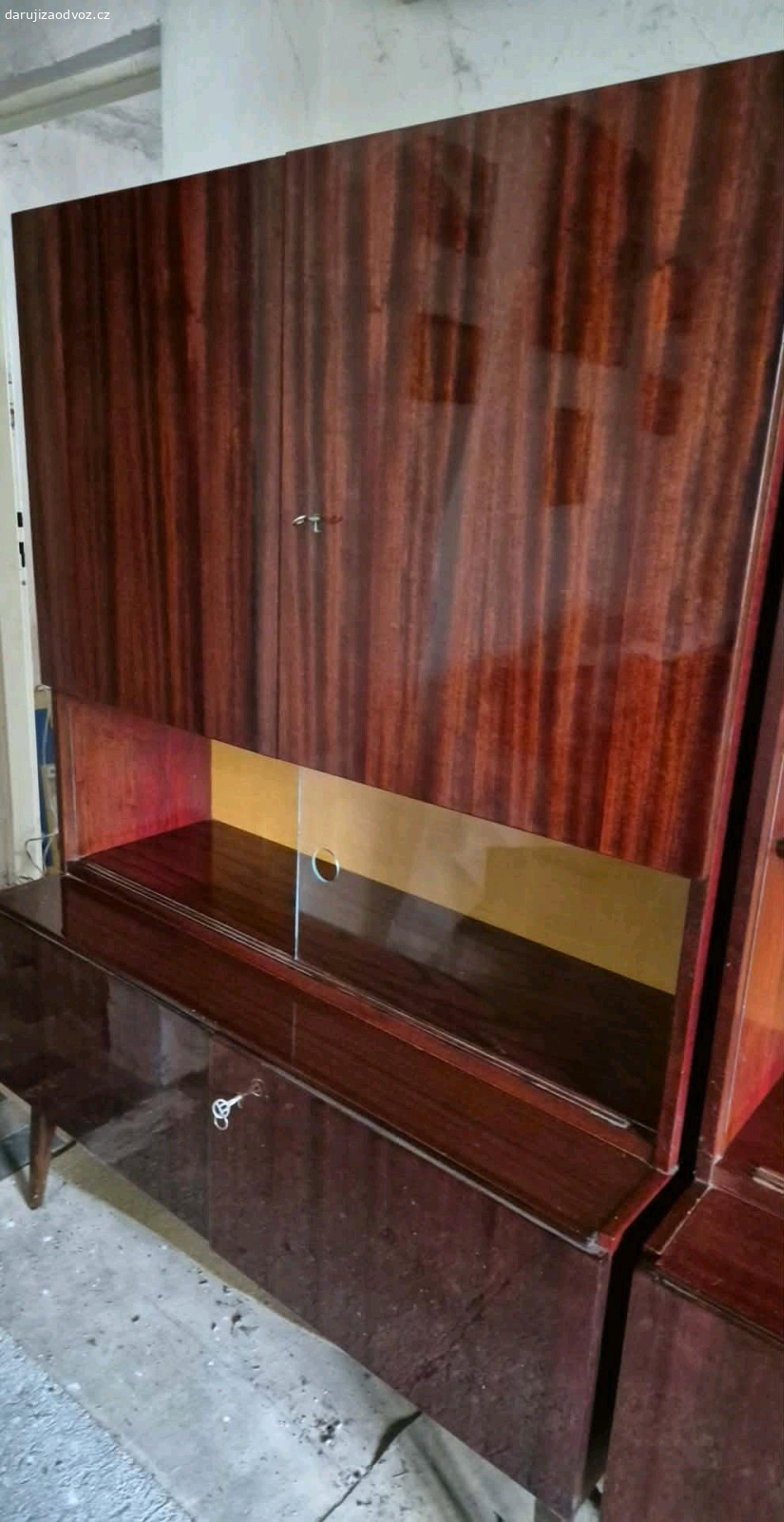 skříně. Daruji za odvoz ložnici skříně a obývák 70 léta