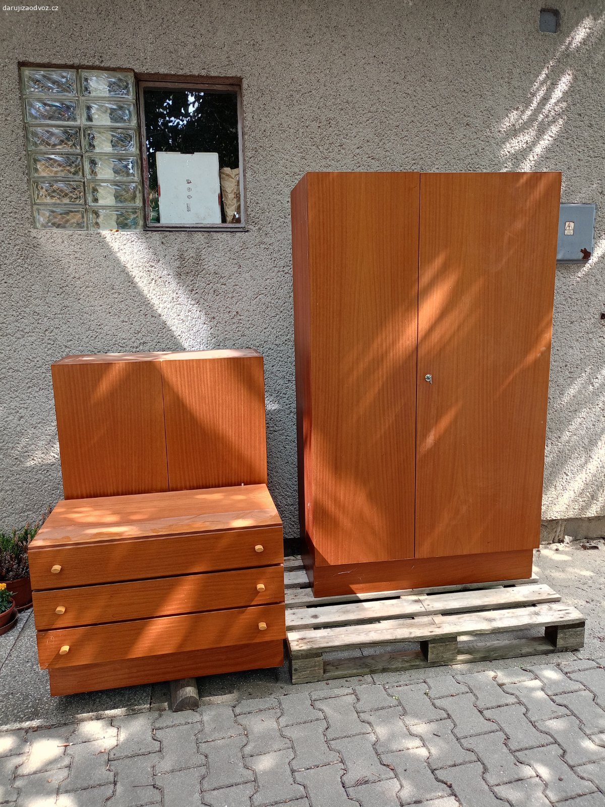 Skříně. Darují za odvoz skříně, část obývací stěny.