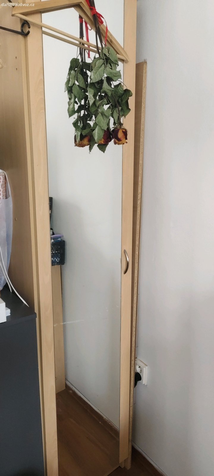 skříně. Daruji 3 vysoké skříně minimální opotřebení a jednu nízkou. Původně to byl komplet nad postel. Vysoké skříně 2 mají půlku otevřenou a šuplík a třetí má zrcadlo. Dále daruji pojízdný stůl pod televizi. Odvoz nejlépe tuto neděli.