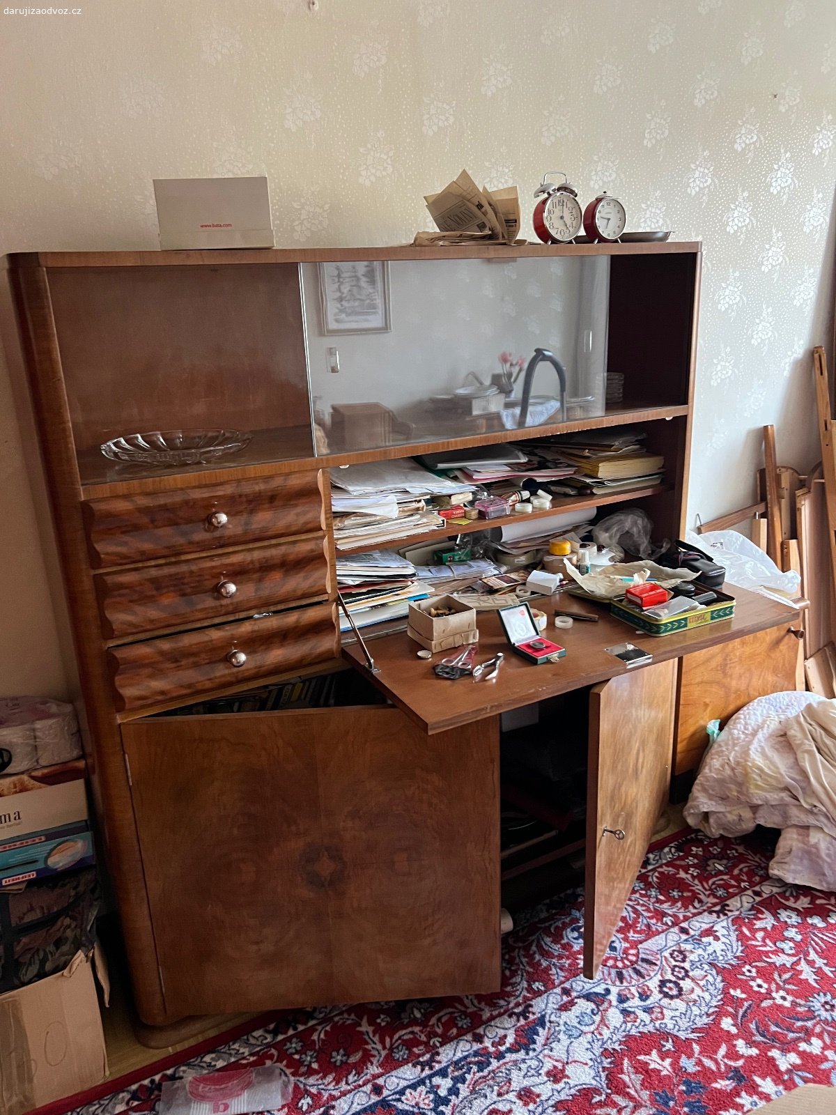 Skříně. Daruju za odvoz prostorné starší skříně a obývací stěnu. Podmínkou je vlastní odnos ze 4. patra a odvoz.