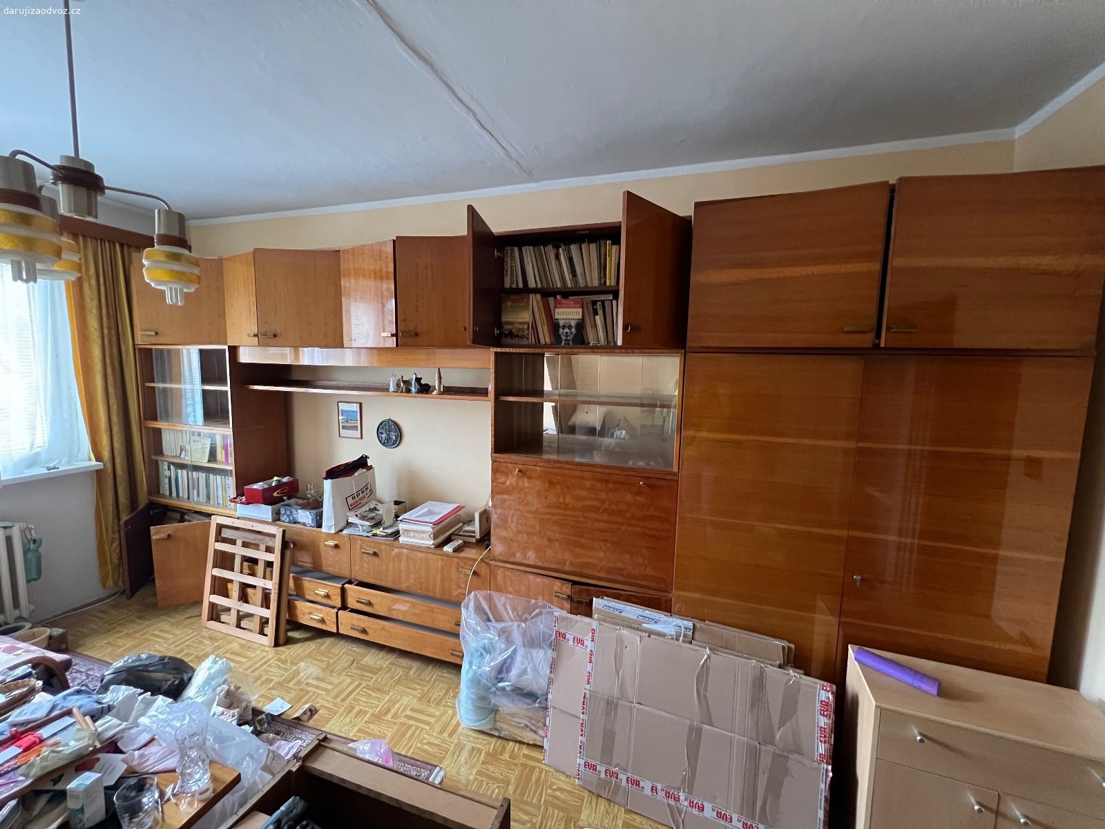 Skříně. Daruju za odvoz prostorné starší skříně a obývací stěnu. Podmínkou je vlastní odnos ze 4. patra a odvoz.