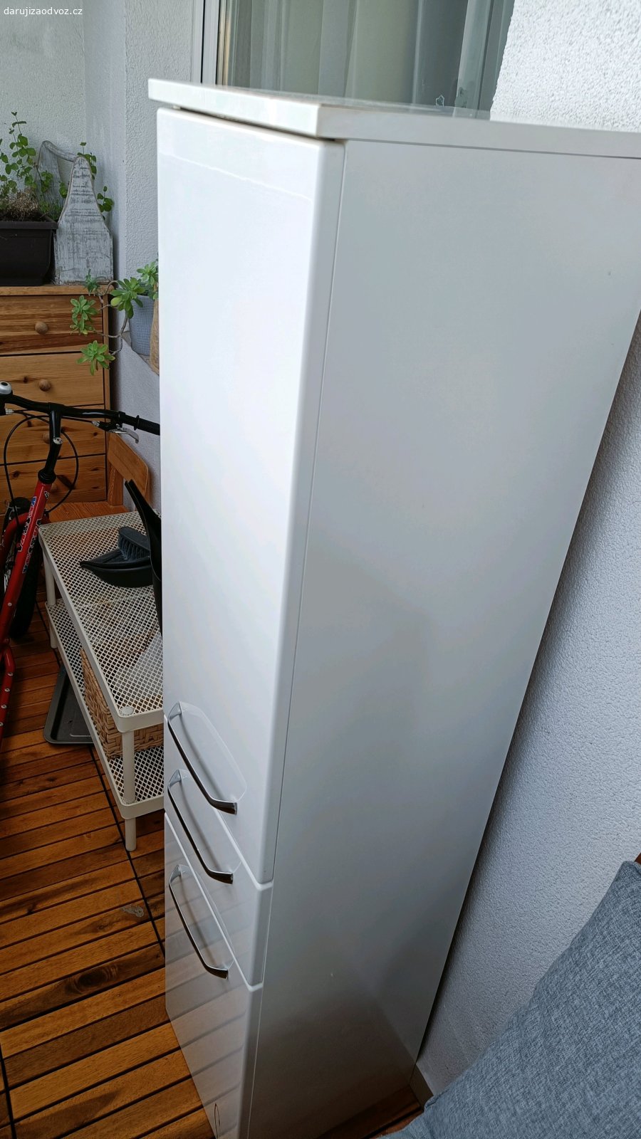 Skříňka do koupelny bílá. Skříňka na zavěšení vysoká do koupelny. Pořád udělá dobrou službu i když známky použití jsou vidět. Dáváme pryč kvůli rekonstrukci koupelny