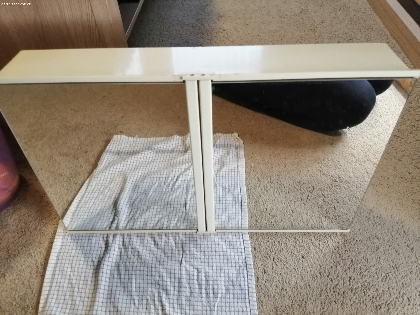 Skříňka na zeď. Výška 34
Delka 54
Hloubka 8,5 nebo 8,4, nejsem si jistá.
Uvnitř je jedna polička a sklo, které vytvoří druhou poličku.