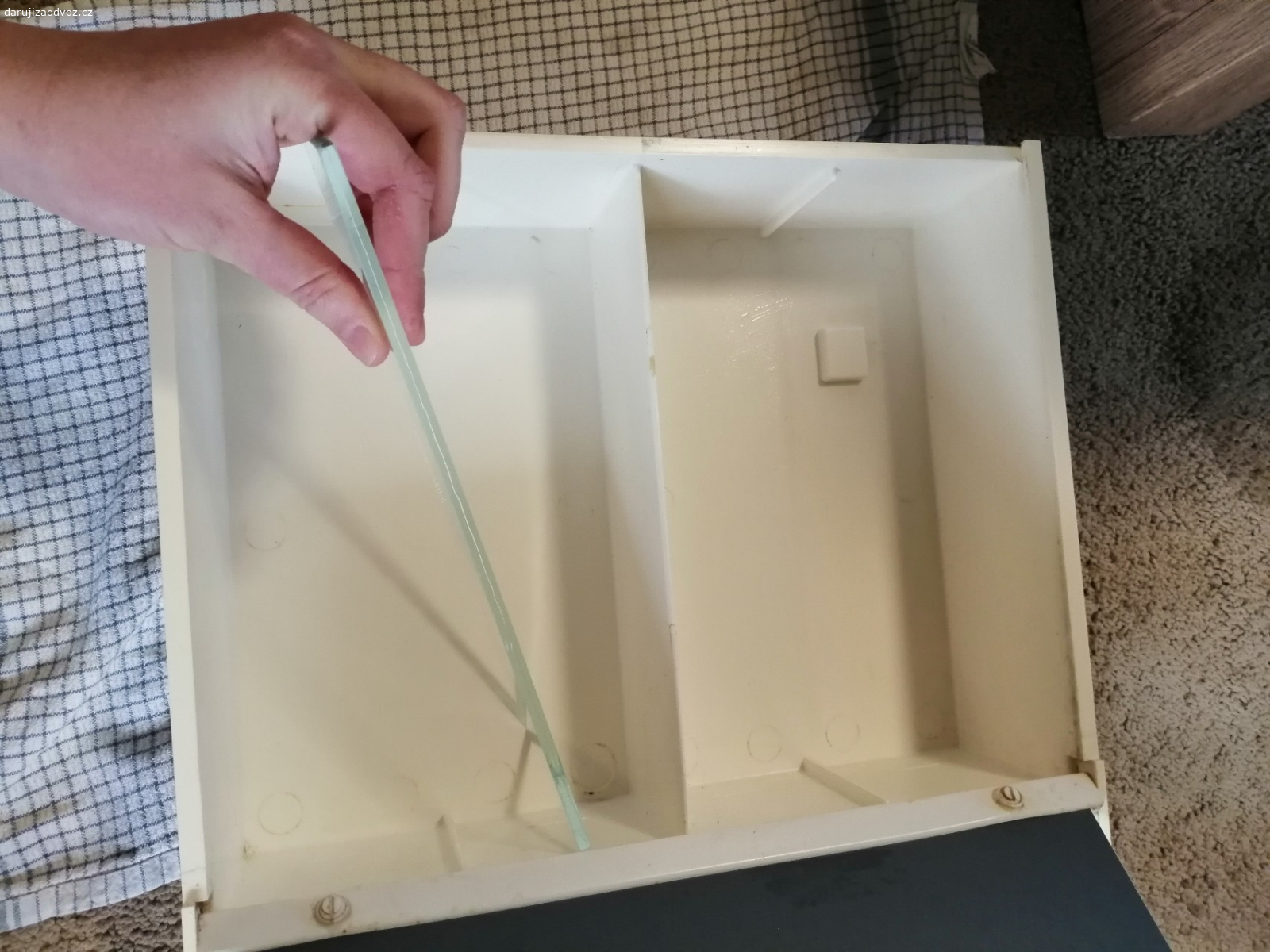 Skříňka na zeď. Výška 34
Delka 54
Hloubka 8,5 nebo 8,4, nejsem si jistá.
Uvnitř je jedna polička a sklo, které vytvoří druhou poličku.