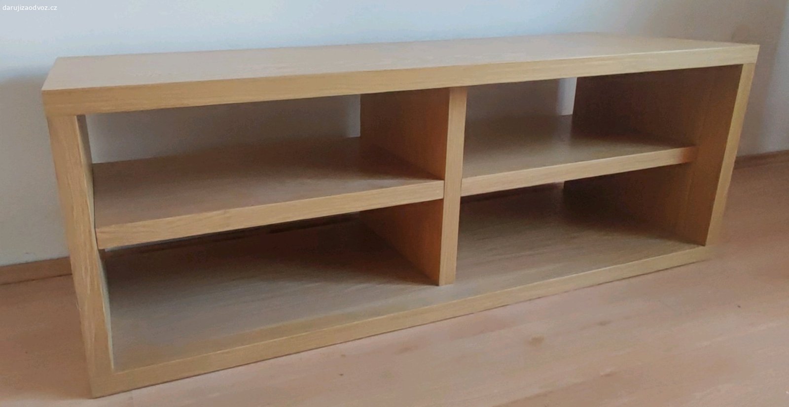 Skříňka nejen pod TV. Nabízím Skříňku nejen pod TV. Je hodně bytelná(z dvojité laminace). Unese opravdu dost...i 2 chlapy ;-)(šla by na ni dát další skříňka).Vlastní odnos a odvoz(přízemí RD).