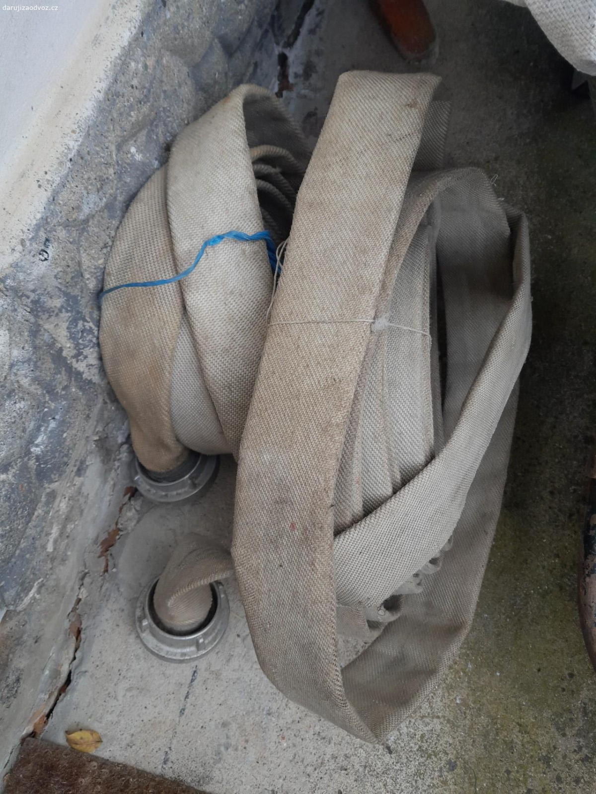 Skříňka plast, El.pojistky. Nabízím viz.foto skříňku a El.pojistky hadice C 2ks.neodzkousené.