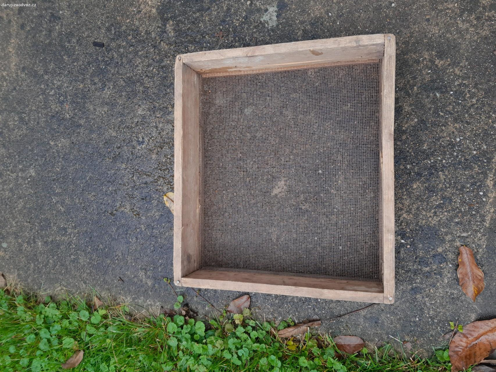 Skříňka plast, El.pojistky. Nabízím viz.foto skříňku a El.pojistky hadice C 2ks.neodzkousené.