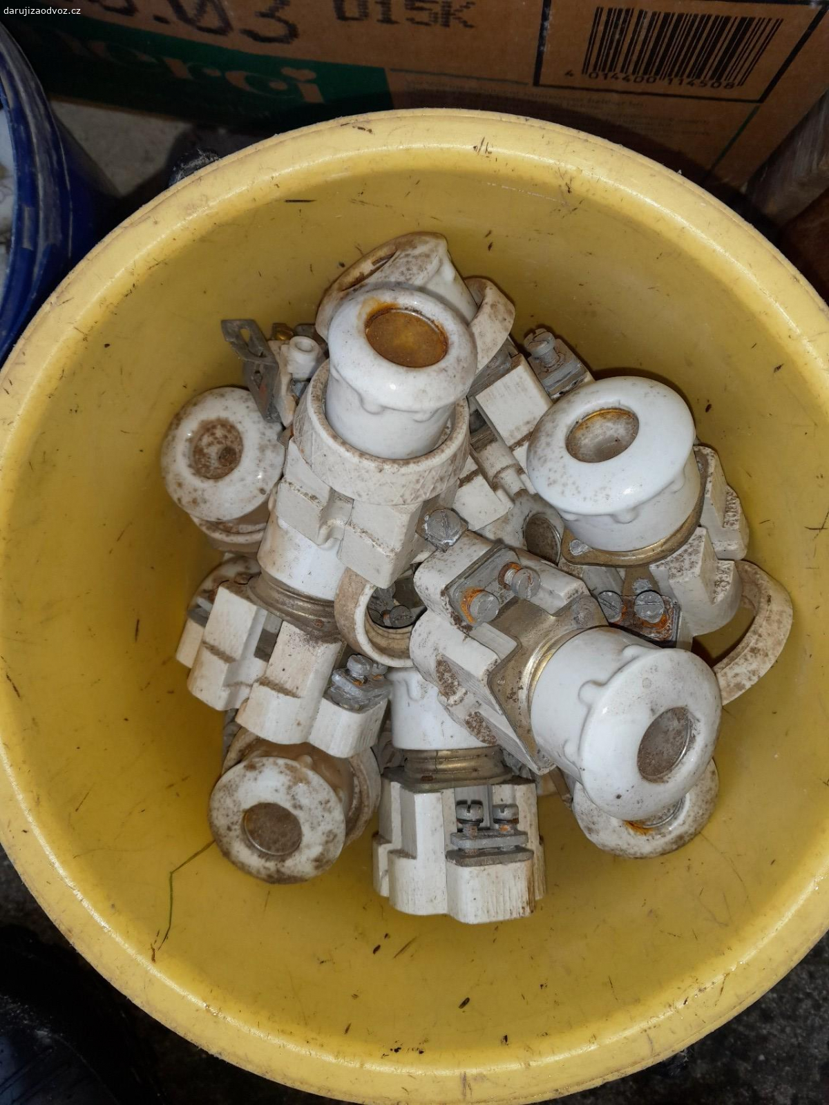 Skříňka plast, El.pojistky. Nabízím viz.foto skříňku a El.pojistky hadice C 2ks.neodzkousené.