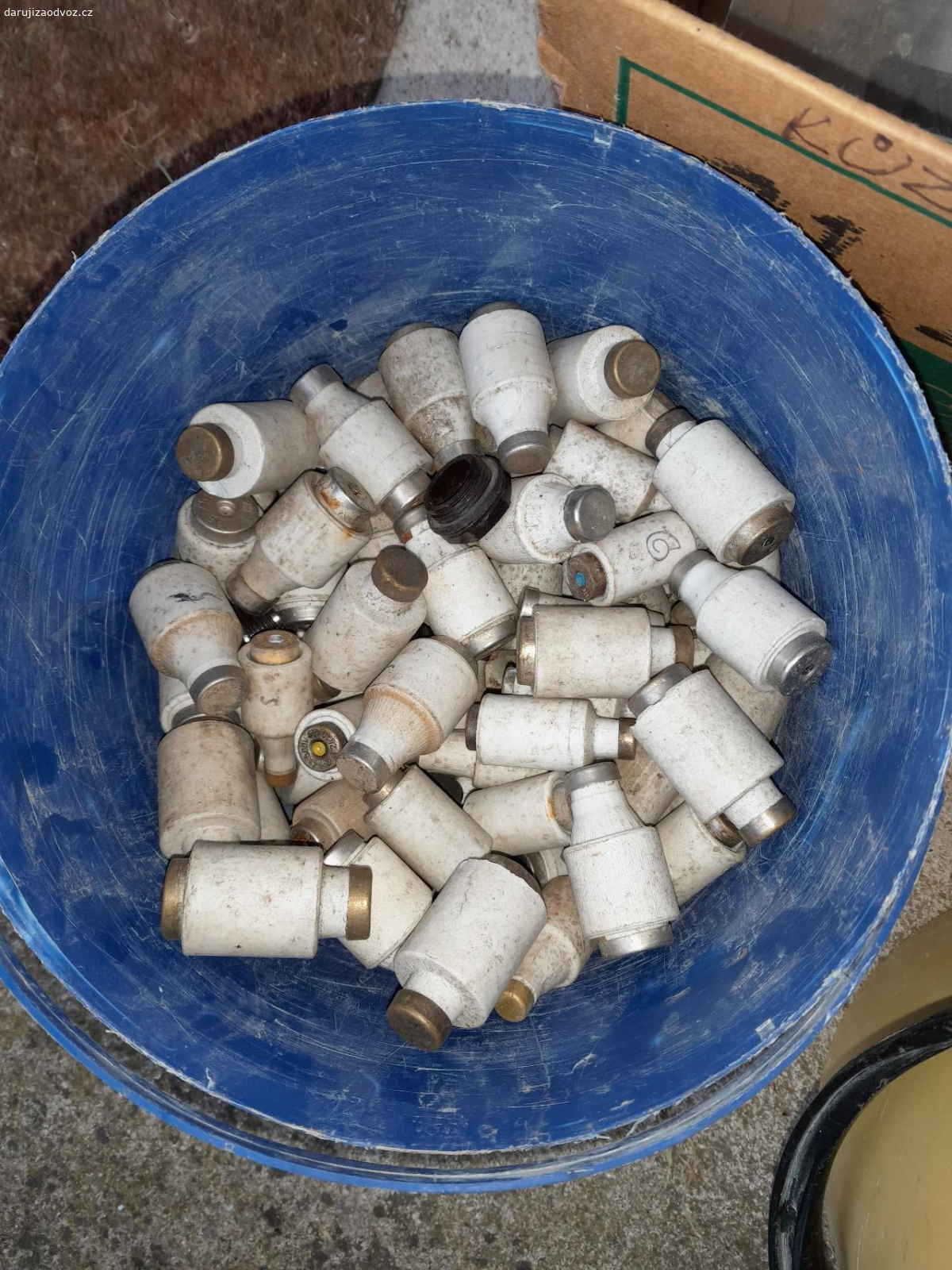 Skříňka plast, El.pojistky. Nabízím viz.foto skříňku a El.pojistky hadice C 2ks.neodzkousené.