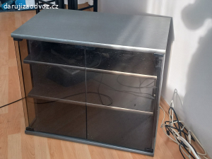 Skříňka pod TV s poličkami pro audio - video