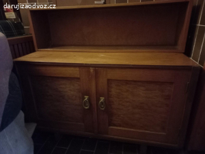 Skříňka s poličkou
