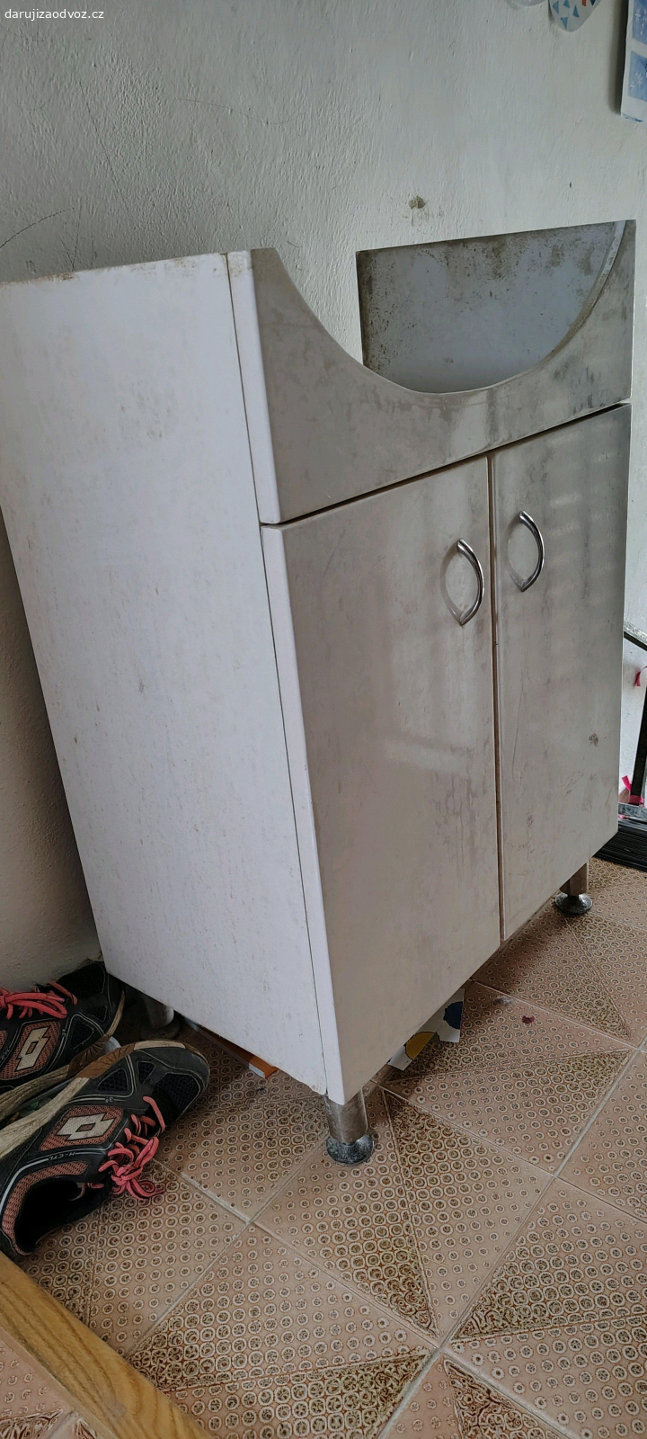 skrinka s umyvadlem. Umyvadlo se skrinkou