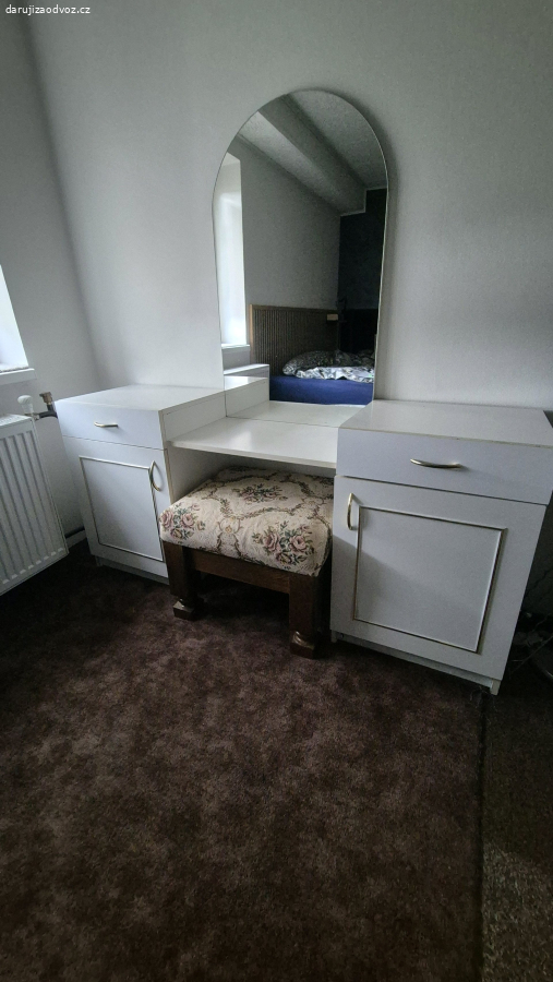 Skříňka se zrcadlem
