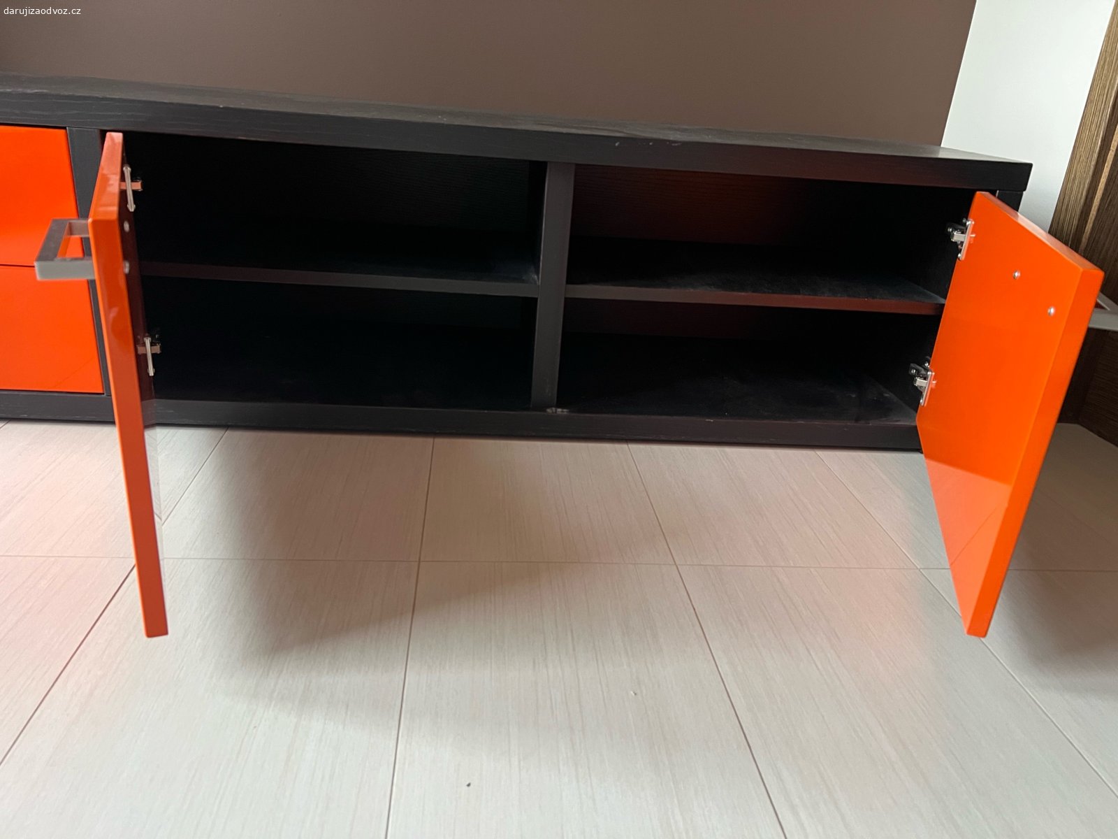 Skříňka z předsíně. Daruji za odvoz skříňku z předsíně. Dá se použít i jako skříňka pod TV. 
materiál dřevo - masivní dýha - nedá se rozložit.  Rozměry - 192 x 45 x 45