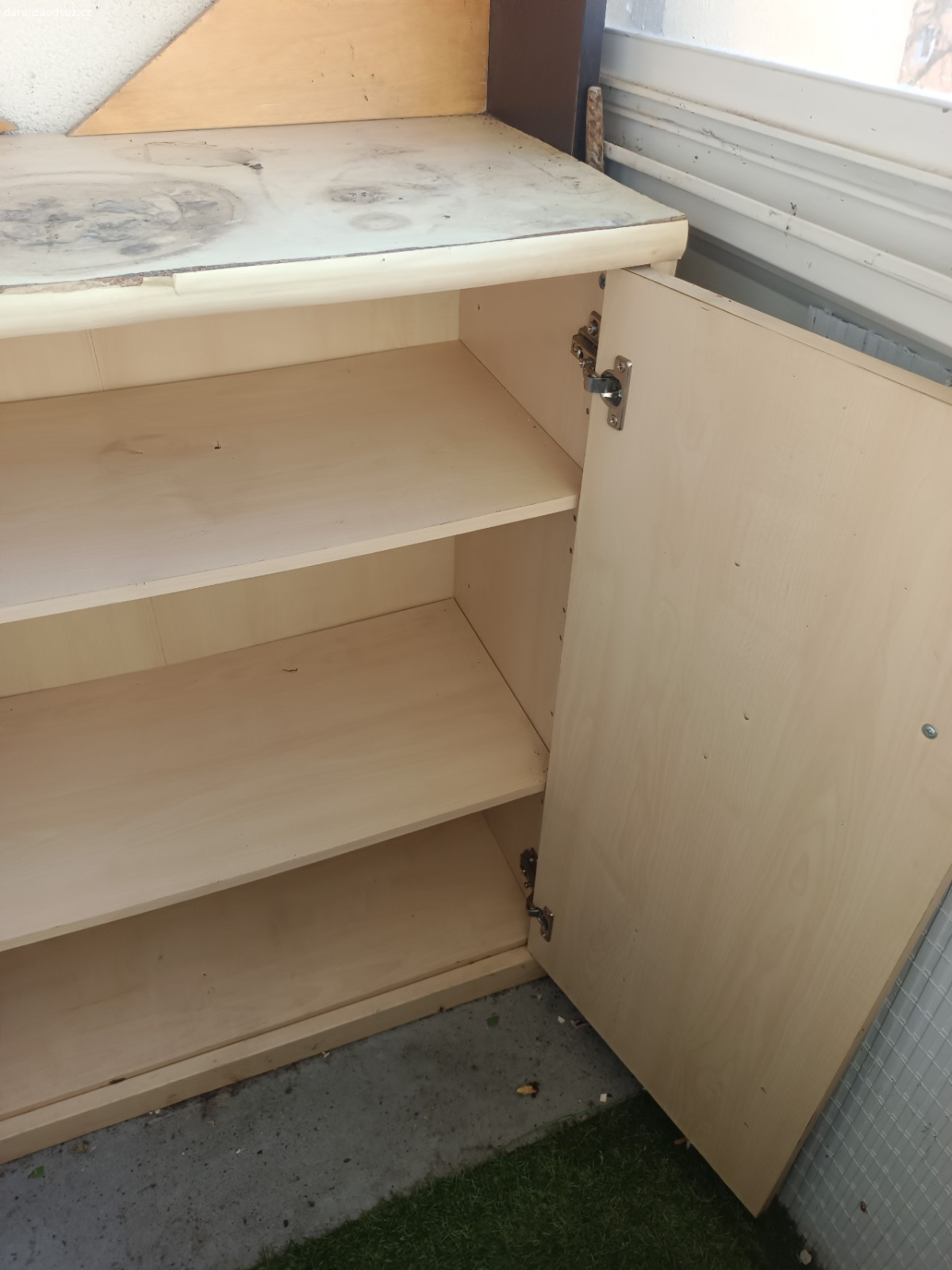 skříňka. datujeme tuto skříňku na balkon na kytky,nebo cokoliv jiného. ještě je pěna a určitě ještě někomu poslouží. ten nástavec nahotě se dá oddělat. panty a vše stále funkční