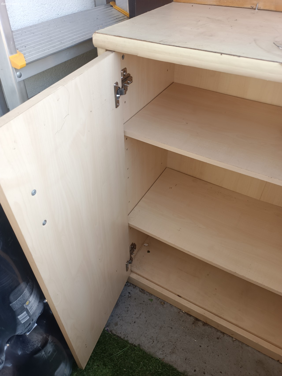 skříňka. datujeme tuto skříňku na balkon na kytky,nebo cokoliv jiného. ještě je pěna a určitě ještě někomu poslouží. ten nástavec nahotě se dá oddělat. panty a vše stále funkční