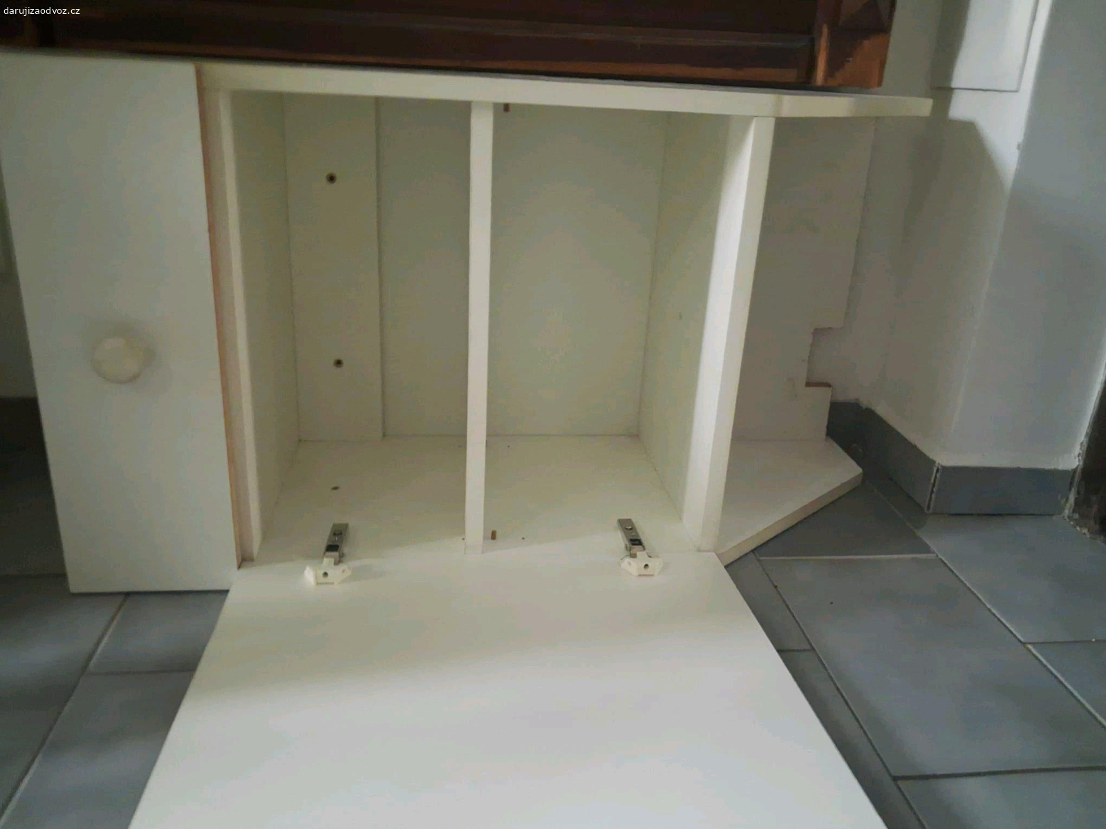 skříňka. Skříňka k upevnění ke stěně. Byla umístěna v koupelně, v84 x š45 x h32 cm.